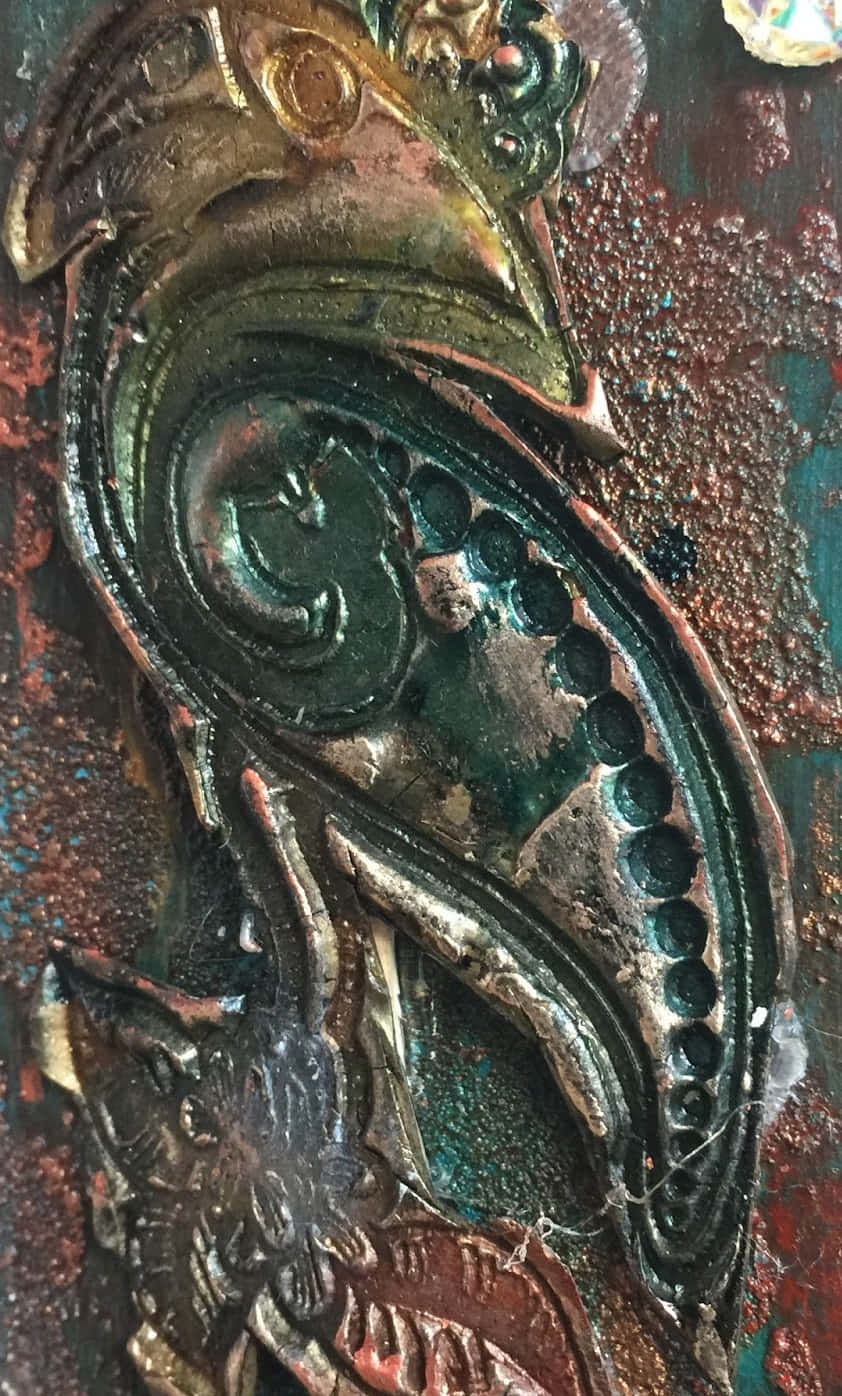Mystical Artifacts 桌布 壁紙 — 一幅帶有紋理的抽象藝術作品，在鏽紅色和藍綠色的背景上呈現旋轉的金屬綠色和銅色圖案。