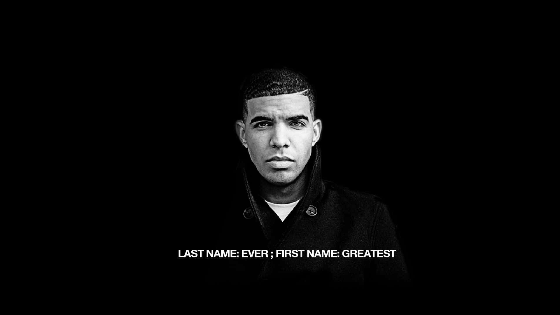 Drake 桌布 壁紙 — 一幅強烈黑白肖像，男子目光銳利，背景純黑，下方有粗體白色文字。