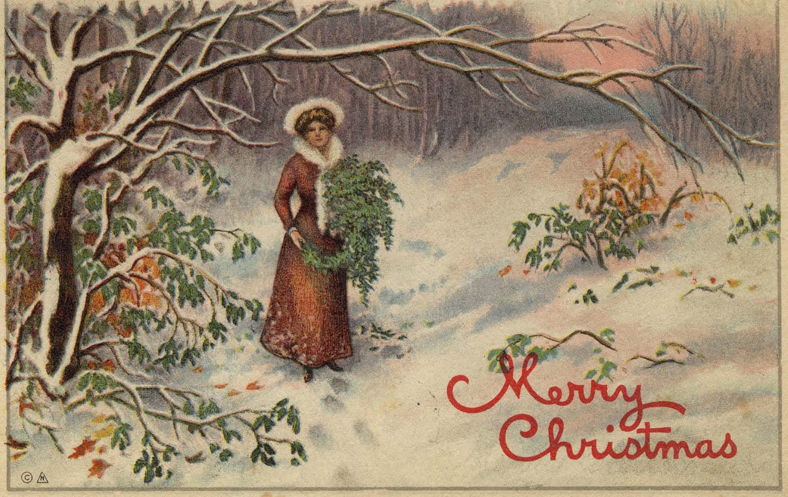 Vintage Christmas 桌布 壁紙 — 一幅復古插圖顯示，一位身穿棕色外套和毛皮邊帽子的女士，抱著一株冬青灌木，穿過一片白雪覆蓋的冬季森林，樹枝光禿，散落著秋葉。