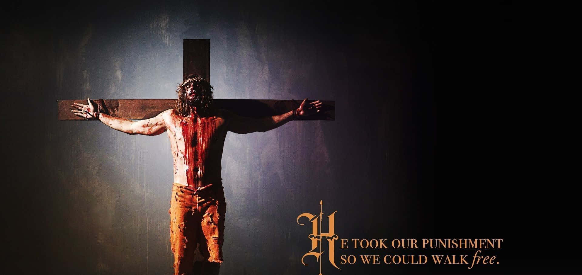 Jesus Crucifixion 桌布 壁紙 — 一幅戲劇性的描繪，耶穌基督在木製十字架上，滴著血，被聚光燈照亮，背景黑暗。
