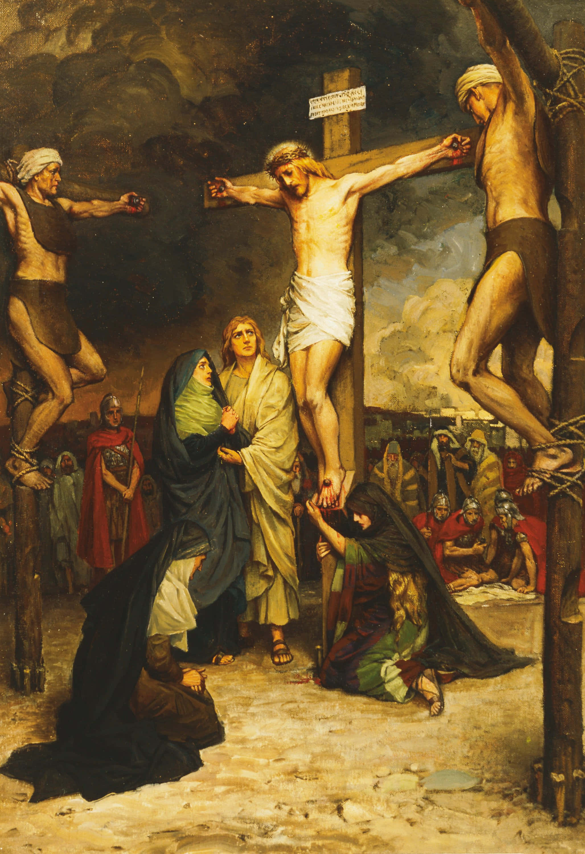 Jesus Crucifixion 桌布 壁紙 — 一幅戲劇性的油畫描繪了耶穌在兩個盜賊之間被釘十字架，下方有哀悼者，背景是風暴天空。