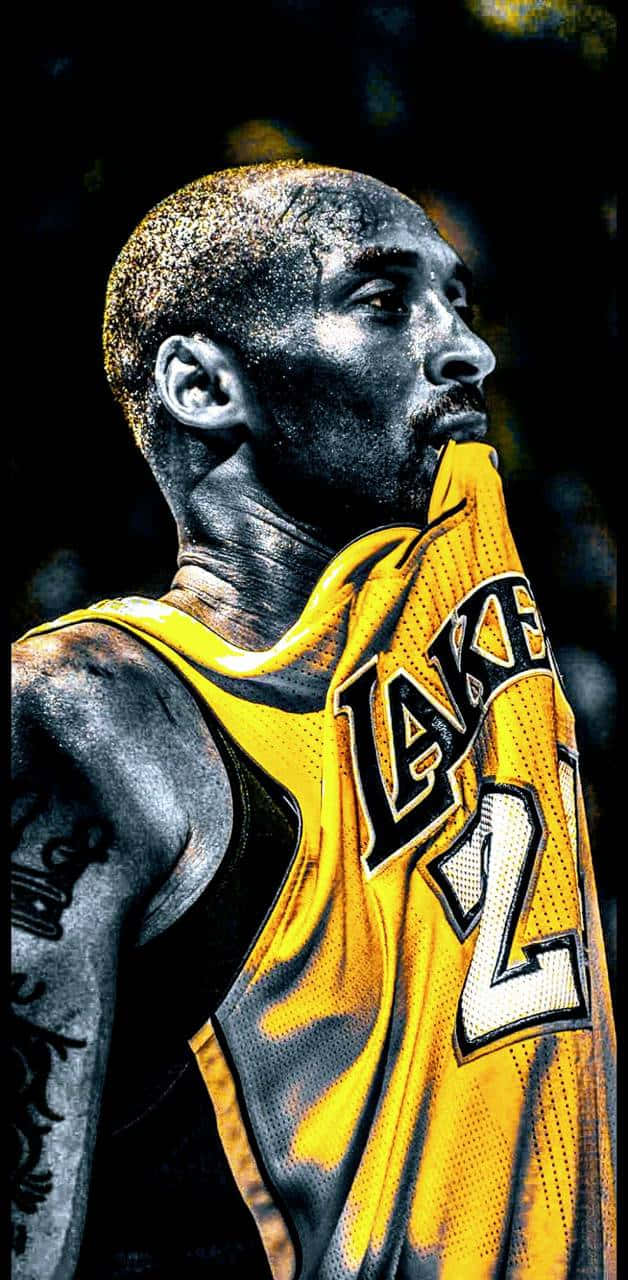 Kobe 桌布 壁紙 — 一幅戲劇性的高比拜仁肖像，身穿黃色湖人隊2號球衣，在深色背景下向上仰望。