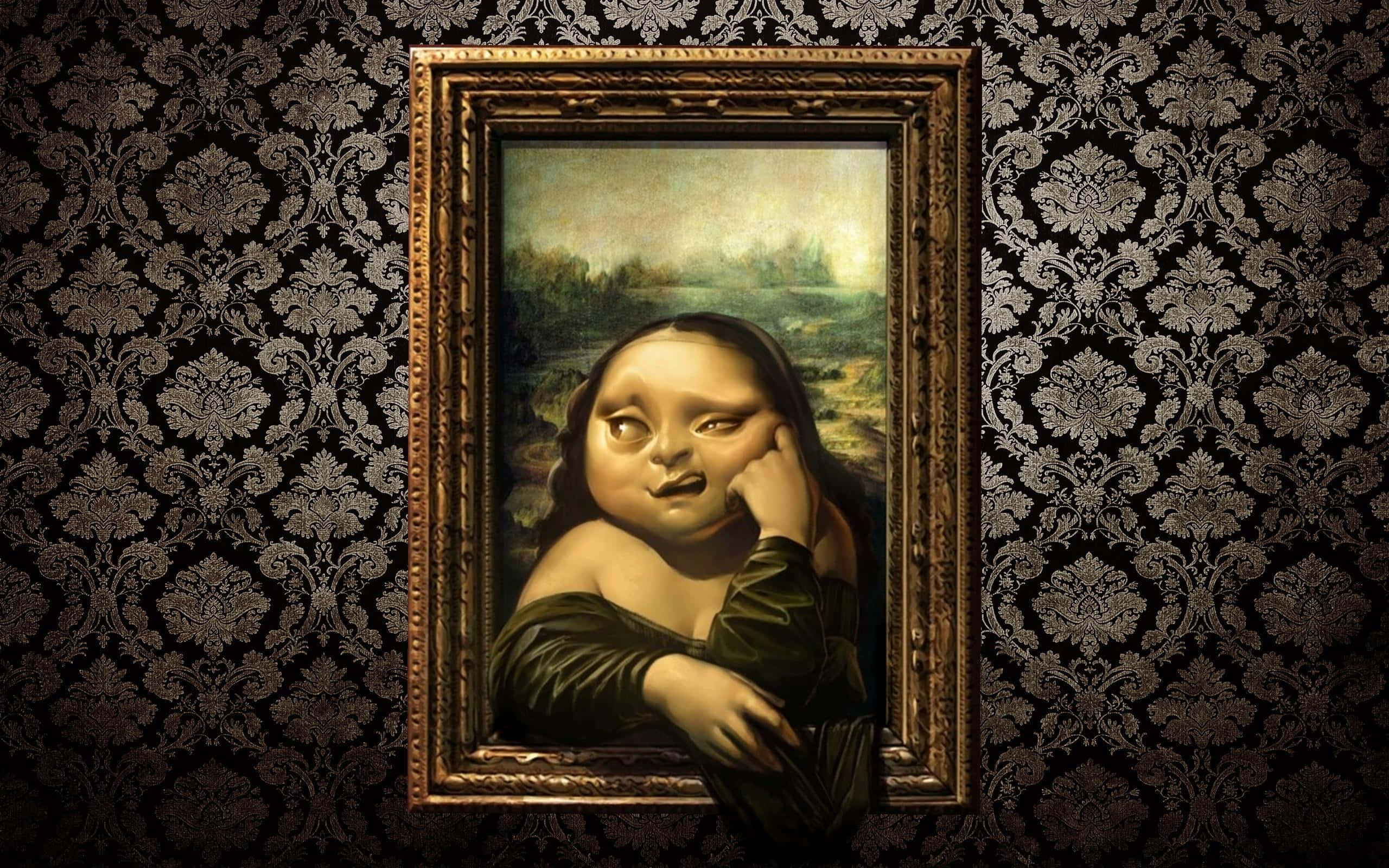 Mona Lisa 桌布 壁紙 — 一幅扭曲的蒙娜麗莎畫作，臉頰豐滿，手托腮，掛在金色畫框中，背景是黑色錦緞牆紙。