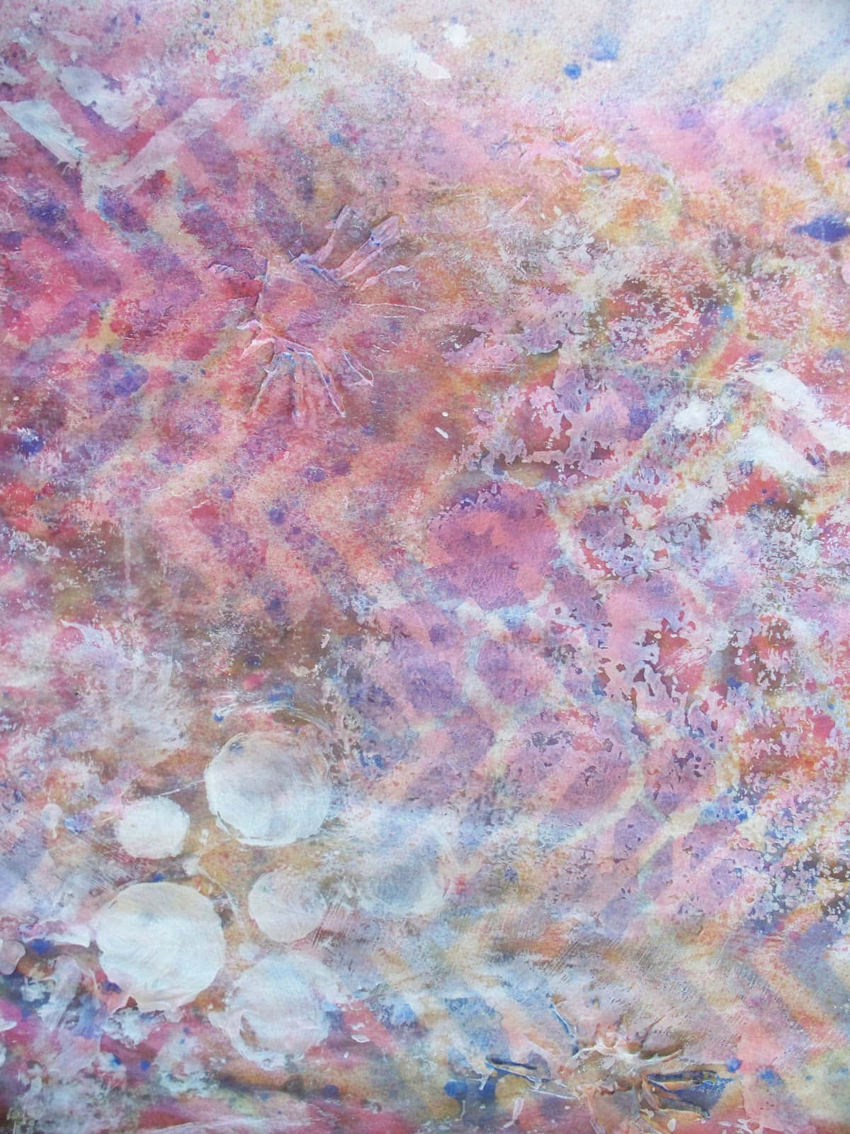 Mixed Media 桌布 壁紙 — 一幅抽象水彩畫，帶有旋轉的粉紅色、紫色和橙色色調，並覆蓋半透明白色圓圈。