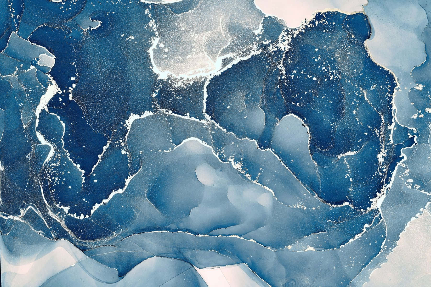 Blue Marble 桌布 壁紙 — 一幅抽象流體藝術作品，帶有旋轉的深藍色和白色，類似冰冷的洋流或冰凍的水紋。