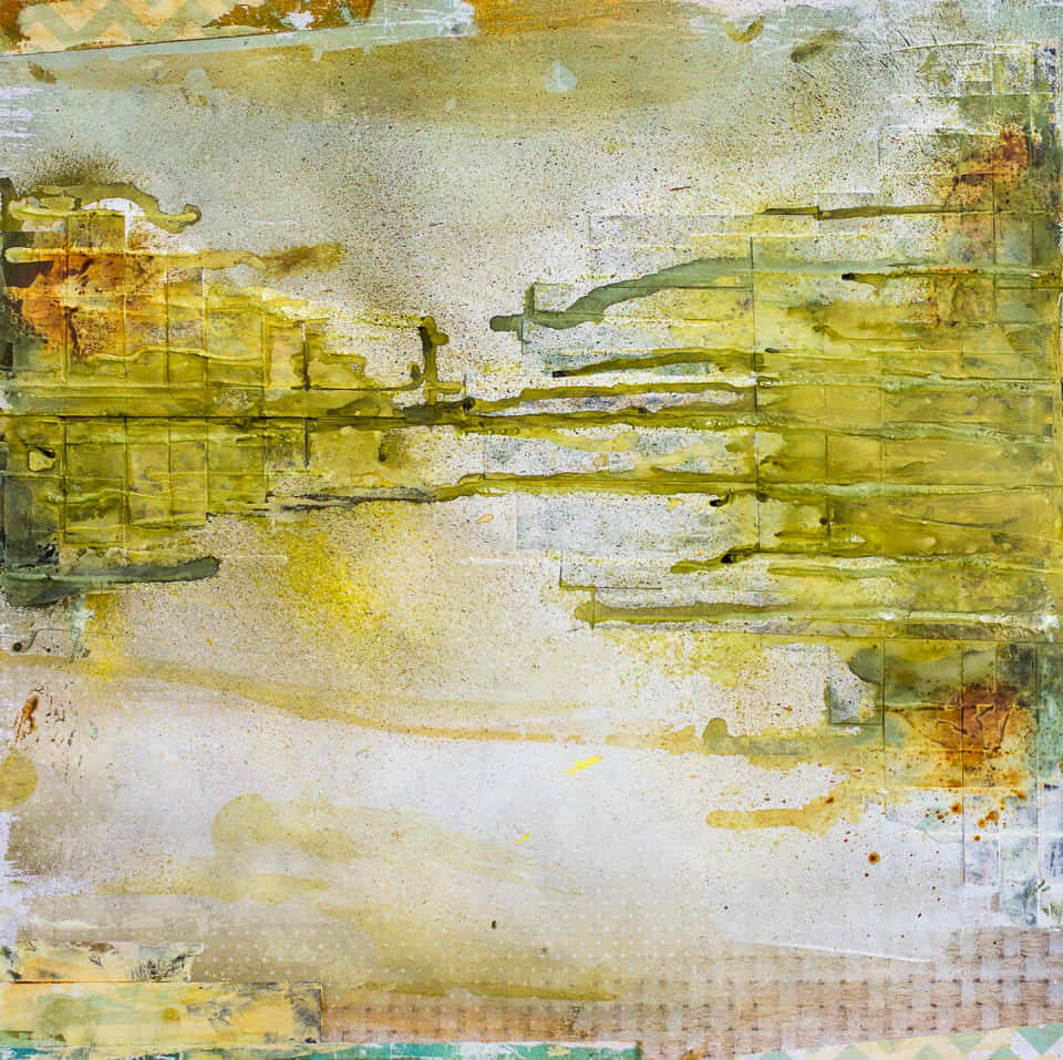 Mixed Media 桌布 壁紙 — 一幅抽象混合媒體藝術作品，在紋理紙上疊加黃色、綠色和棕色，營造出風化的復古感覺。