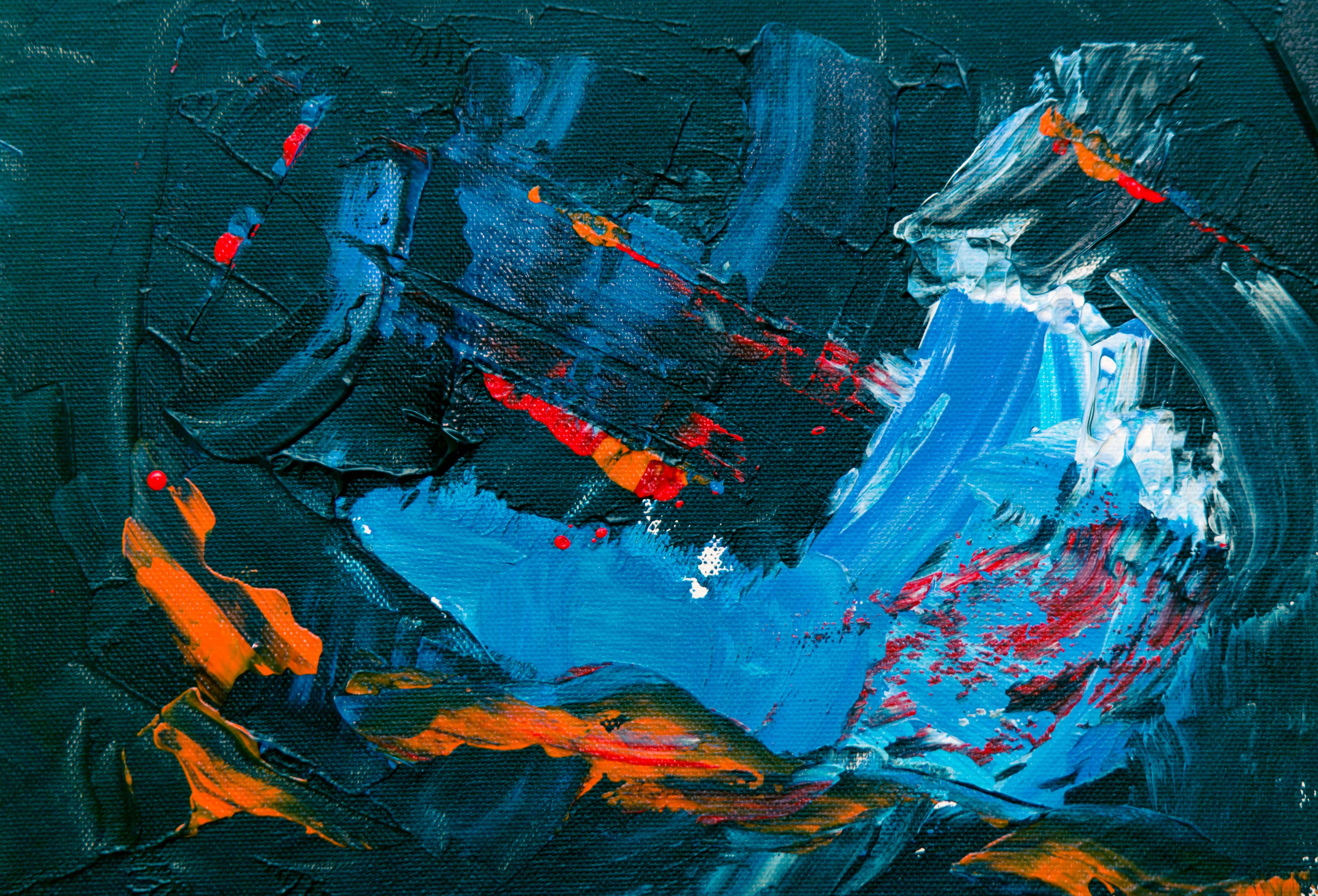 Abstract Expressionism 桌布 壁紙 — 一幅有紋理的油畫，大膽的藍色、橙色和紅色筆觸在深色畫布上旋轉。