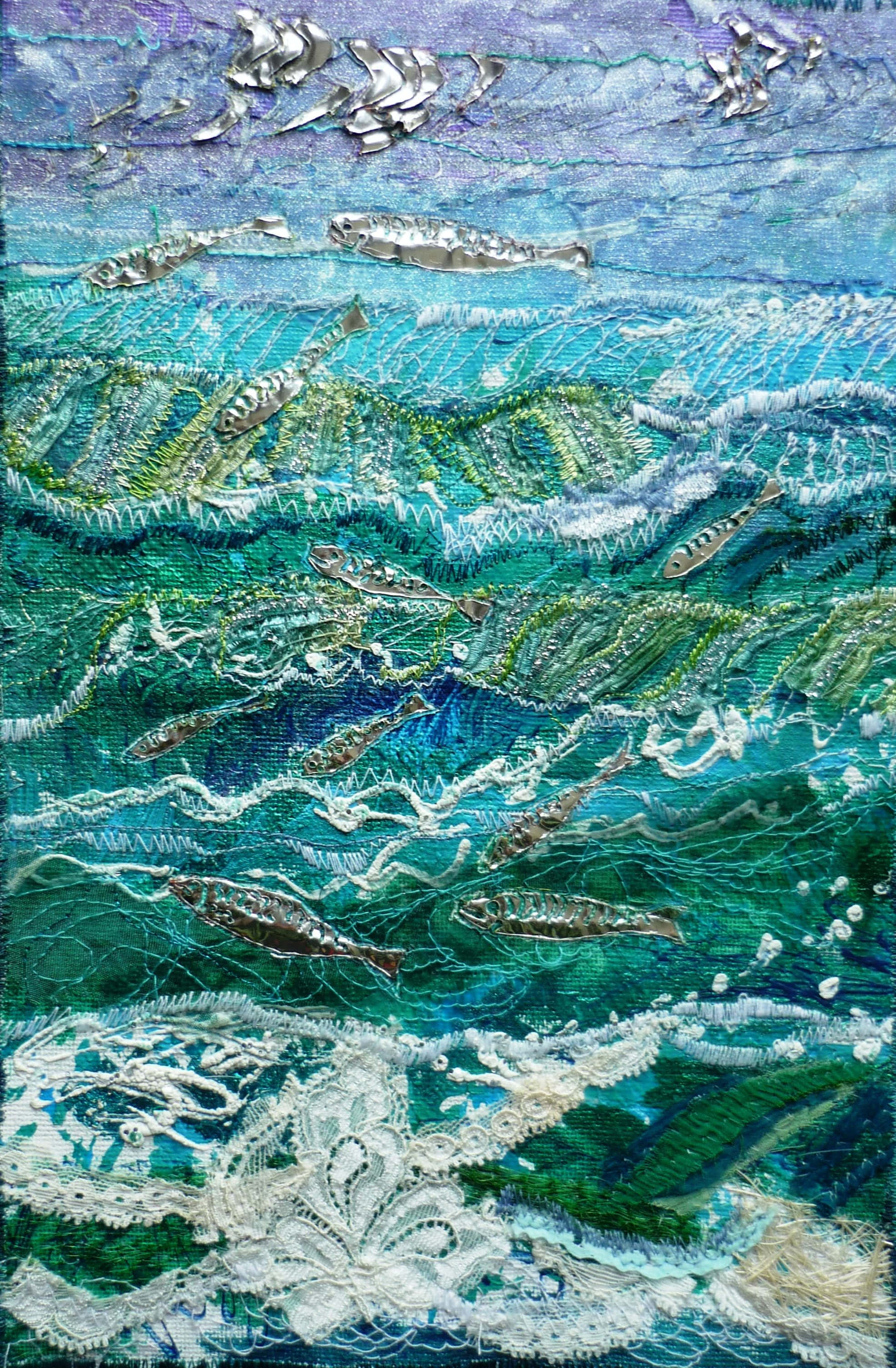 Textile Art 桌布 壁紙 — 一幅有紋理的紡織藝術品，描繪銀色魚兒在藍綠色和綠色的層疊海浪中游動。