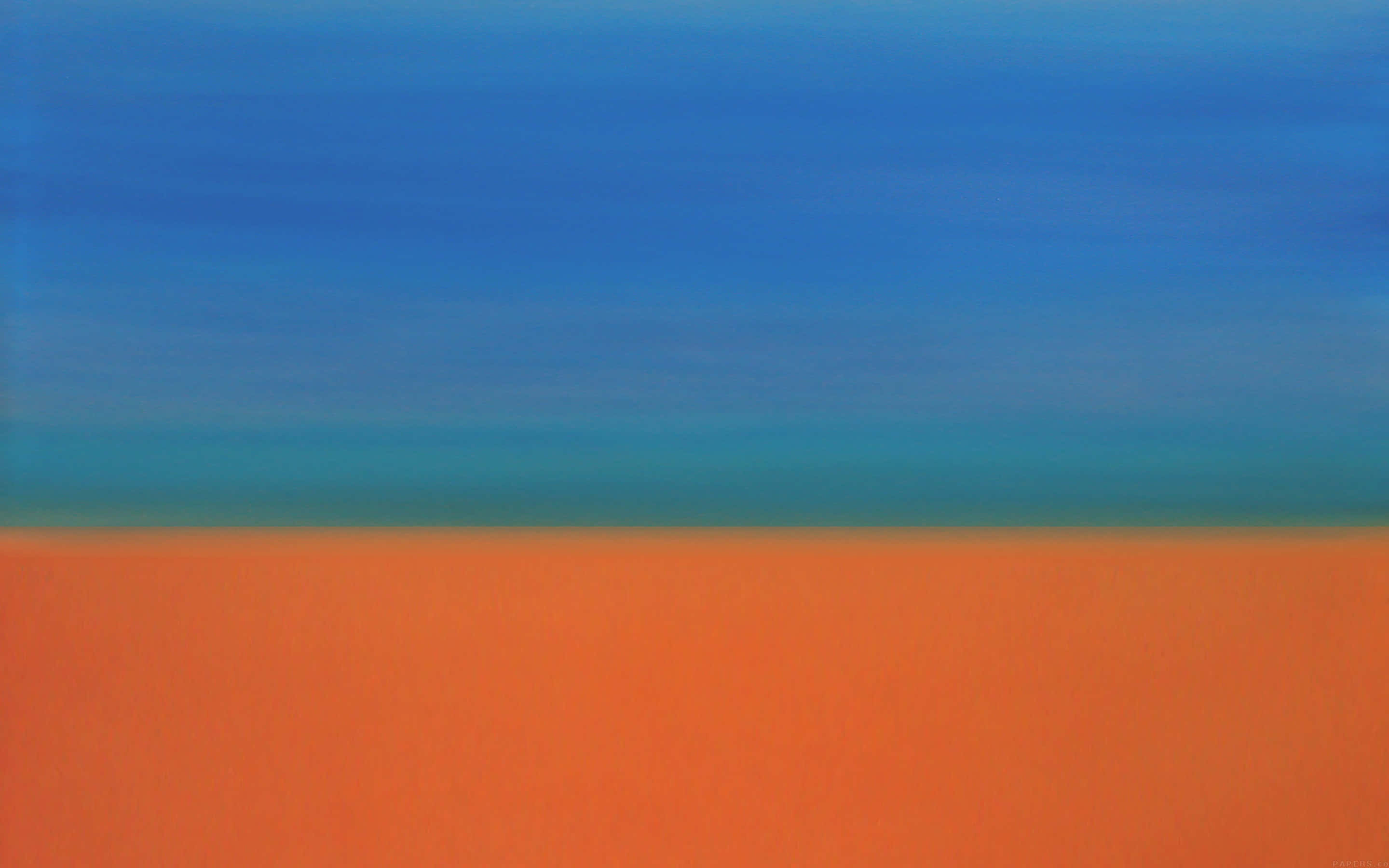 Minimalist Beach 桌布 壁紙 — 一幅極簡抽象畫，大膽地將深藍色天空和溫暖的橙色地面水平分割。