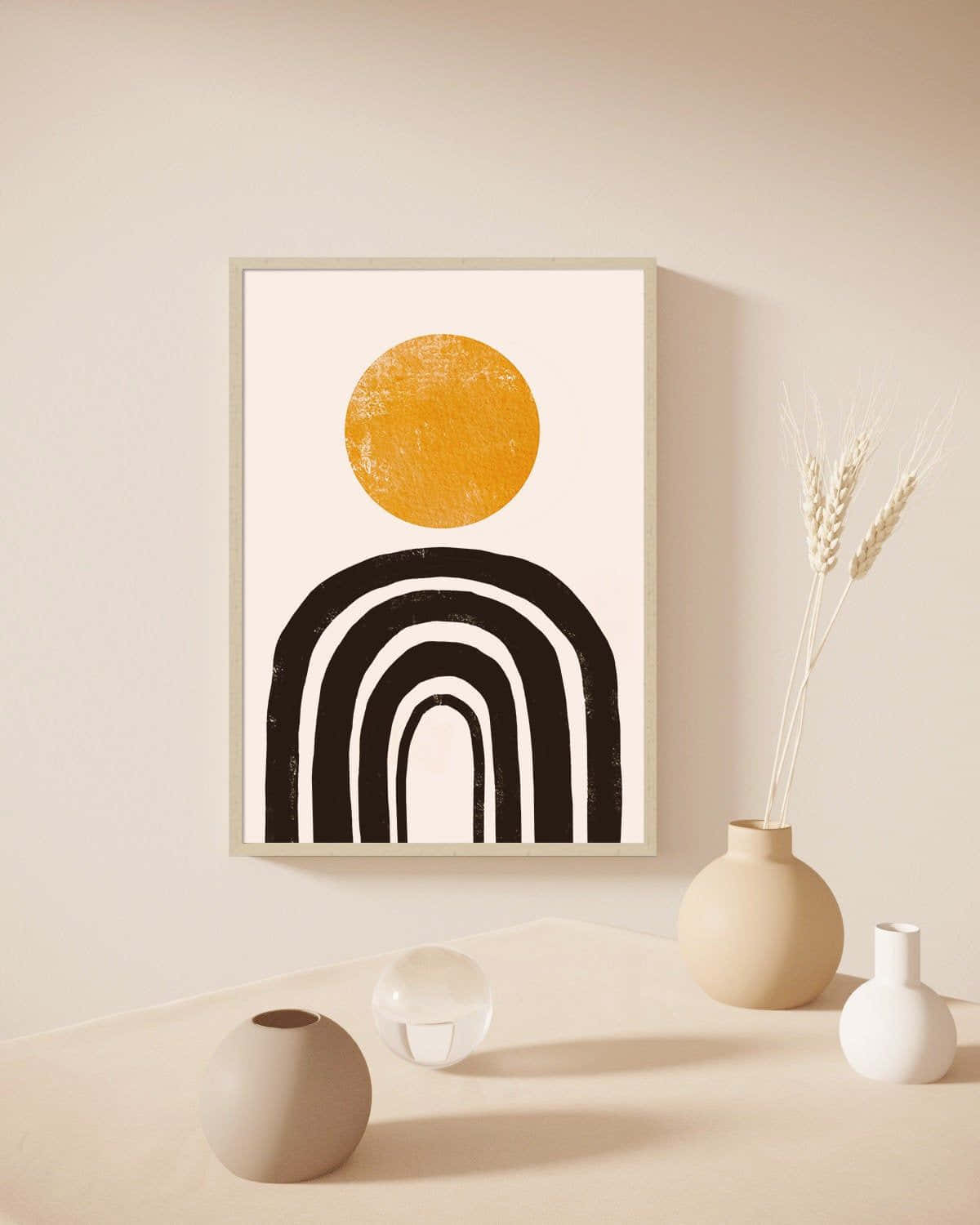 Modern Minimalist Art 桌布 壁紙 — 一幅極簡抽象藝術印刷品，上面有紋理金色圓圈位於黑色拱門之上，掛在米色牆上，旁邊有陶瓷花瓶和小麥莖。