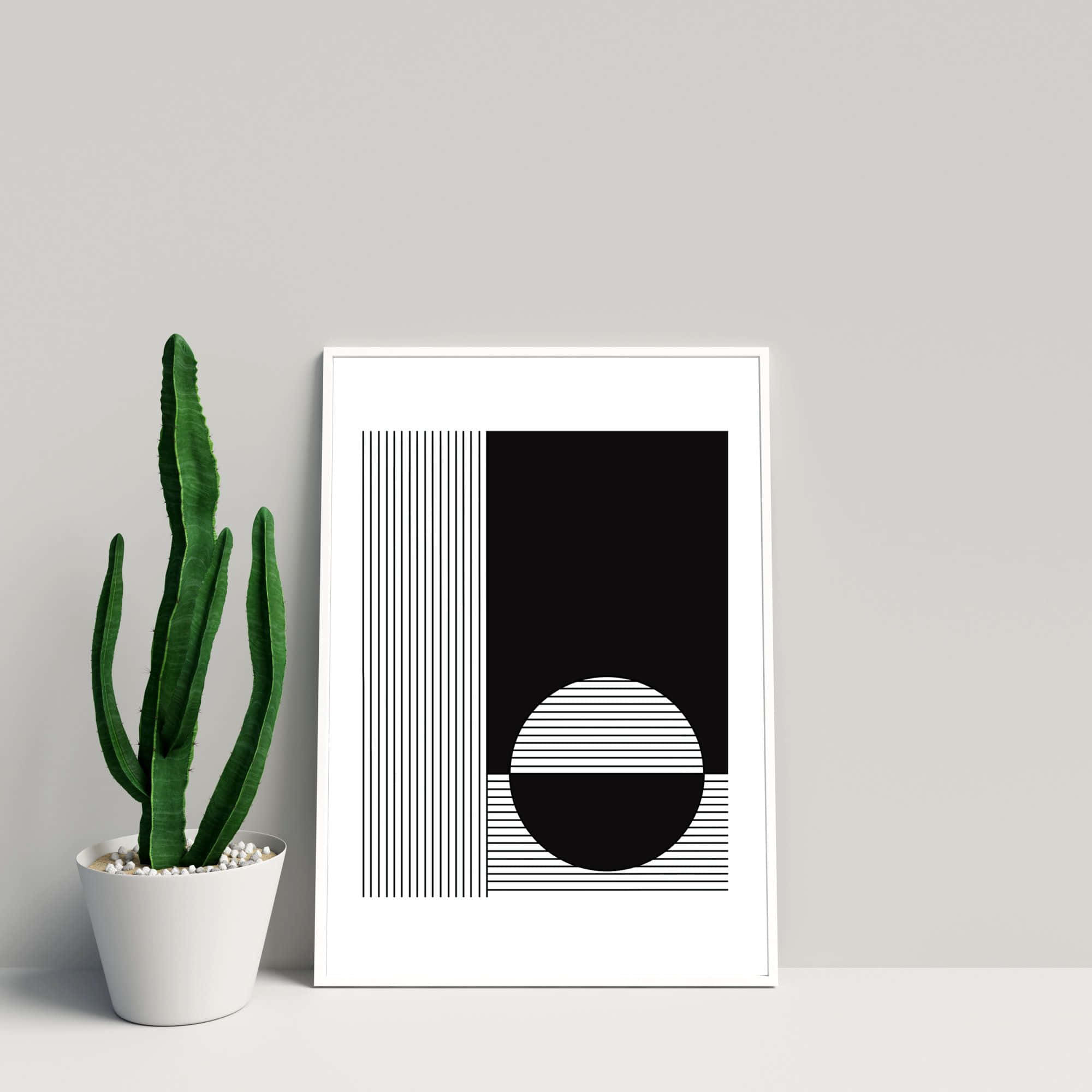 Modern Minimalist Art 桌布 壁紙 — 一幅極簡黑白幾何藝術印刷品靠喺淺灰色層架上嘅盆栽綠色仙人掌旁邊。