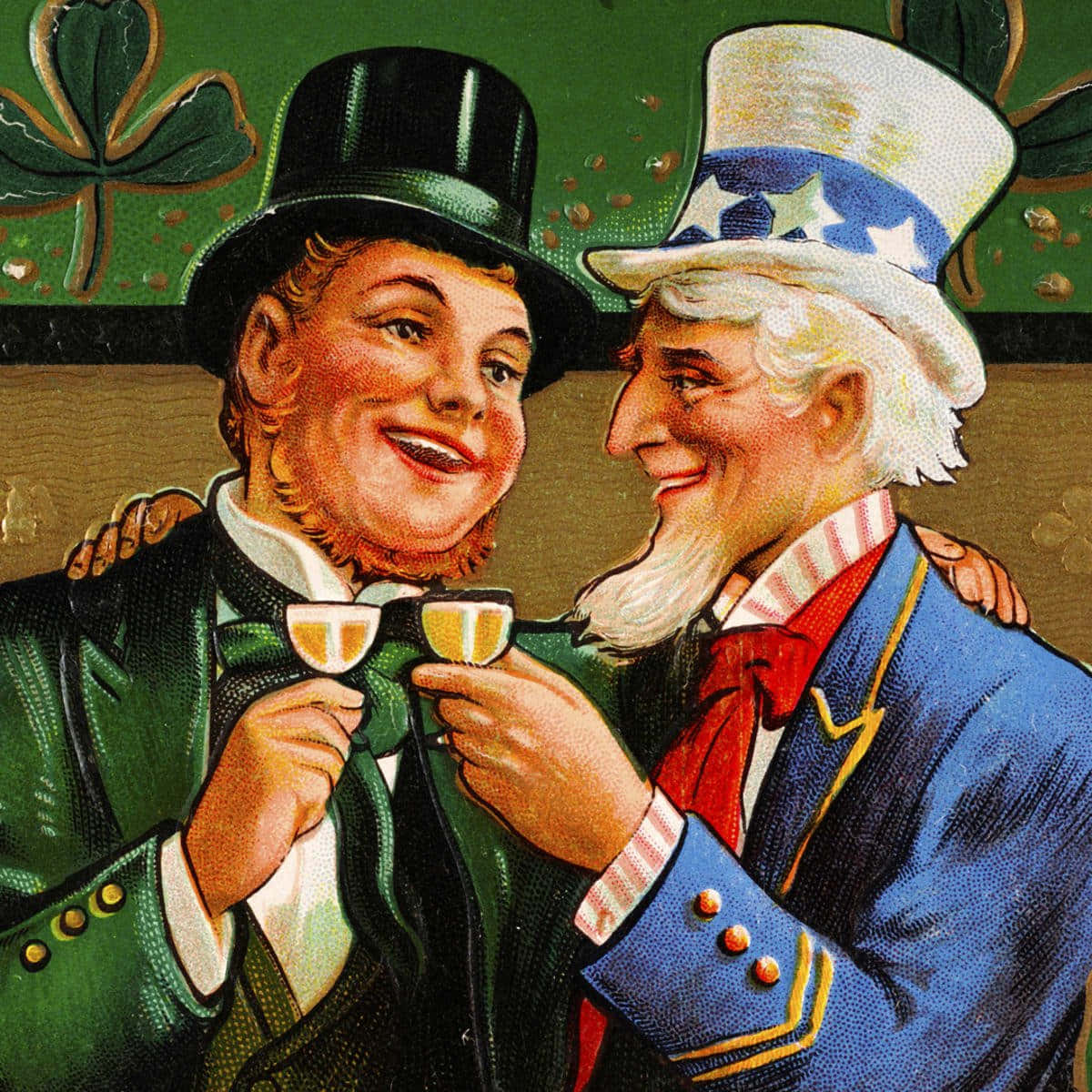 St Patrick's Day 桌布 壁紙 — 一幅歡樂的復古插圖，描繪了小矮妖和山姆大叔在綠色三葉草背景下舉杯祝酒。