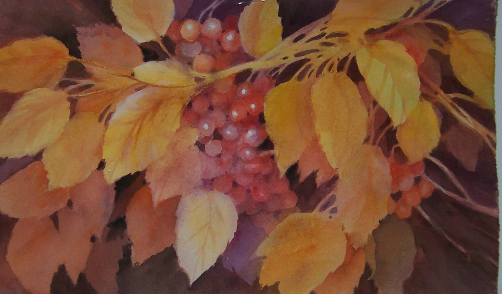 Brown Autumn 桌布 壁紙 — 一幅水彩畫，描繪秋葉和紅色漿果在深色背景下溫暖發光。