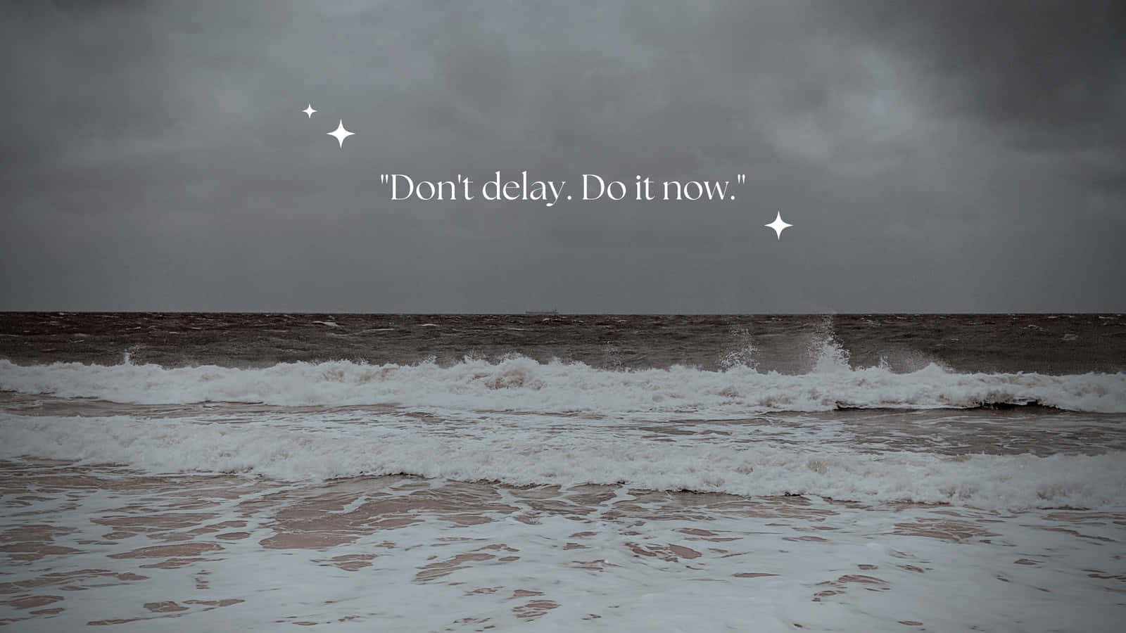 一幅海灘相片，上面寫著「don't wait don't now」 壁紙