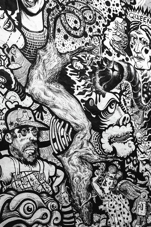 Black And White Graffiti 桌布 壁紙 — 一幅混亂的黑白墨水畫，充滿超現實的面孔、動物和扭曲的人物，構成密集分層的構圖。