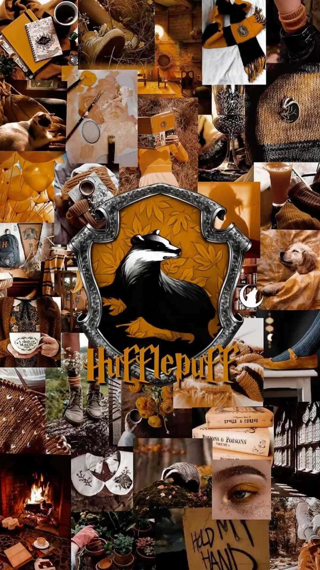 hufflepuff 桌布 壁紙 — 一幅溫暖金色調的拼貼畫，以獾圖案、舒適室內設計和魔法物品來慶祝赫夫帕夫學院。