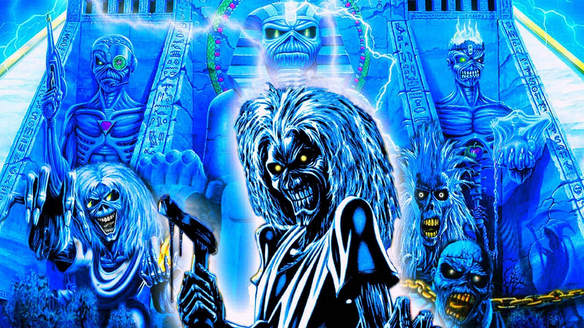 Bold and Blue Iron Maiden Eddie 壁紙 — 一幅生動的藍色調插圖，描繪鐵娘子樂團的吉祥物艾迪，被骷髏人物和埃及主題建築包圍，在電光閃電下。