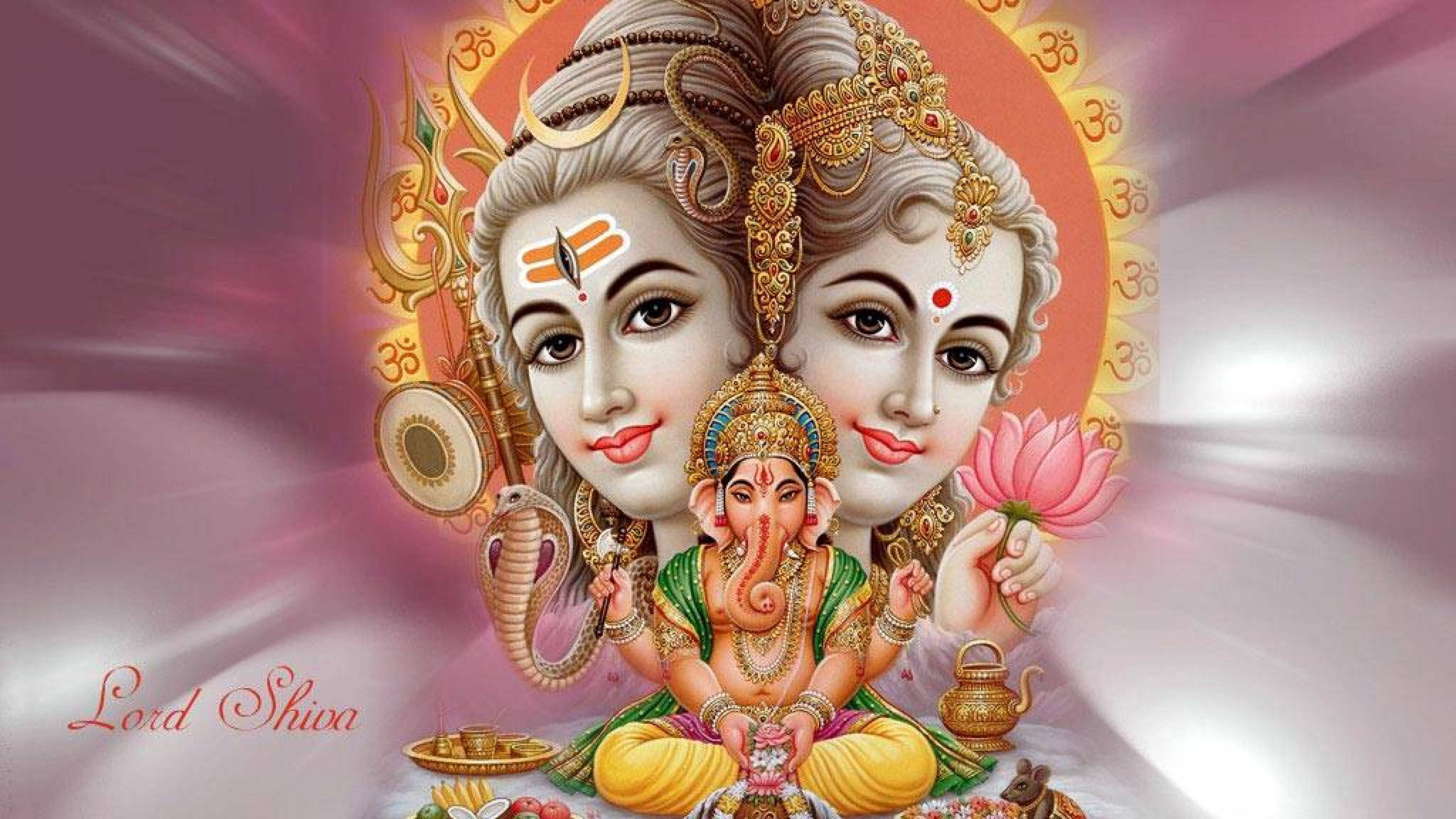 Lord Shiva 桌布 壁紙 — 一幅神聖的插圖，描繪了濕婆神和帕爾瓦蒂，小象神格涅沙坐在他們之間，背景是閃耀的粉紅和金色光暈。