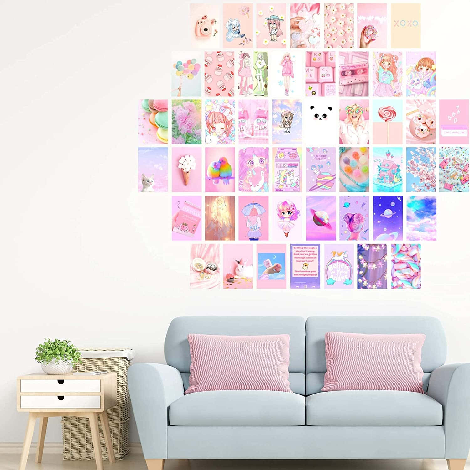 Kawaii Room 桌布 壁紙 — 一幅粉紅色和紫色嘅可愛主題牆紙拼貼裝飾喺白色牆上，上面係淺藍色梳化同相配嘅枕頭。