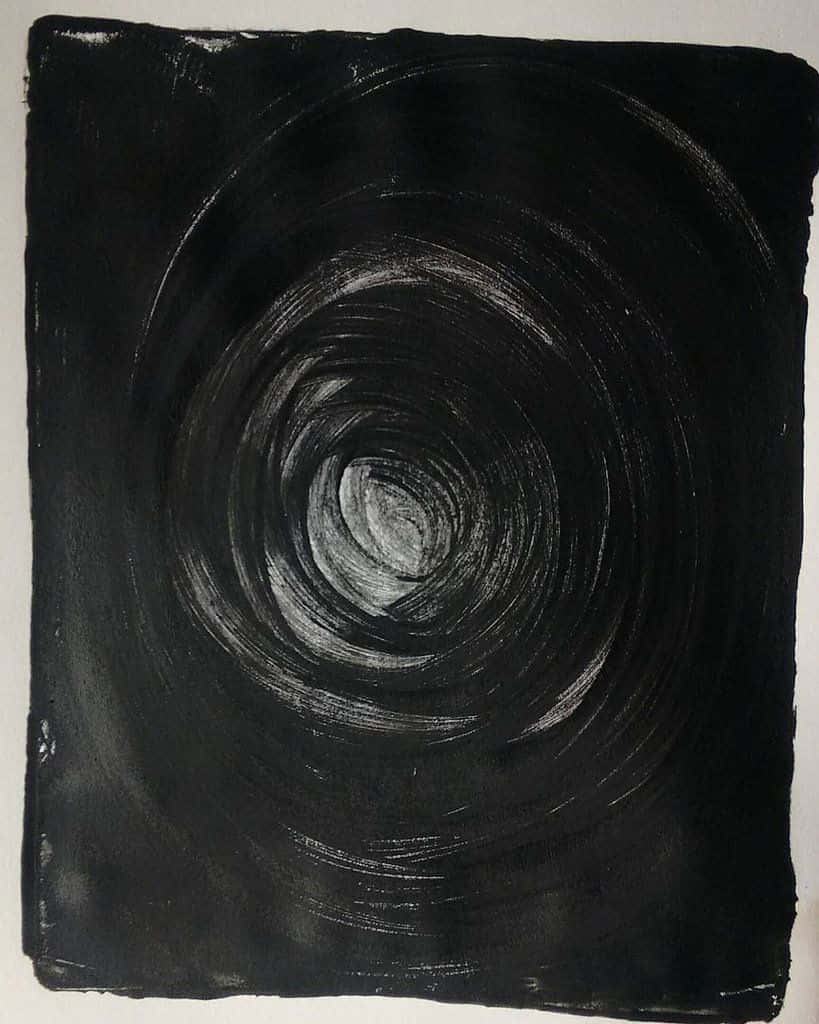 Black Hole Sun 桌布 壁紙 — 一幅純黑畫布上，濃稠的白色顏料形成旋轉的漩渦，以帶紋理的筆觸向內輻射。