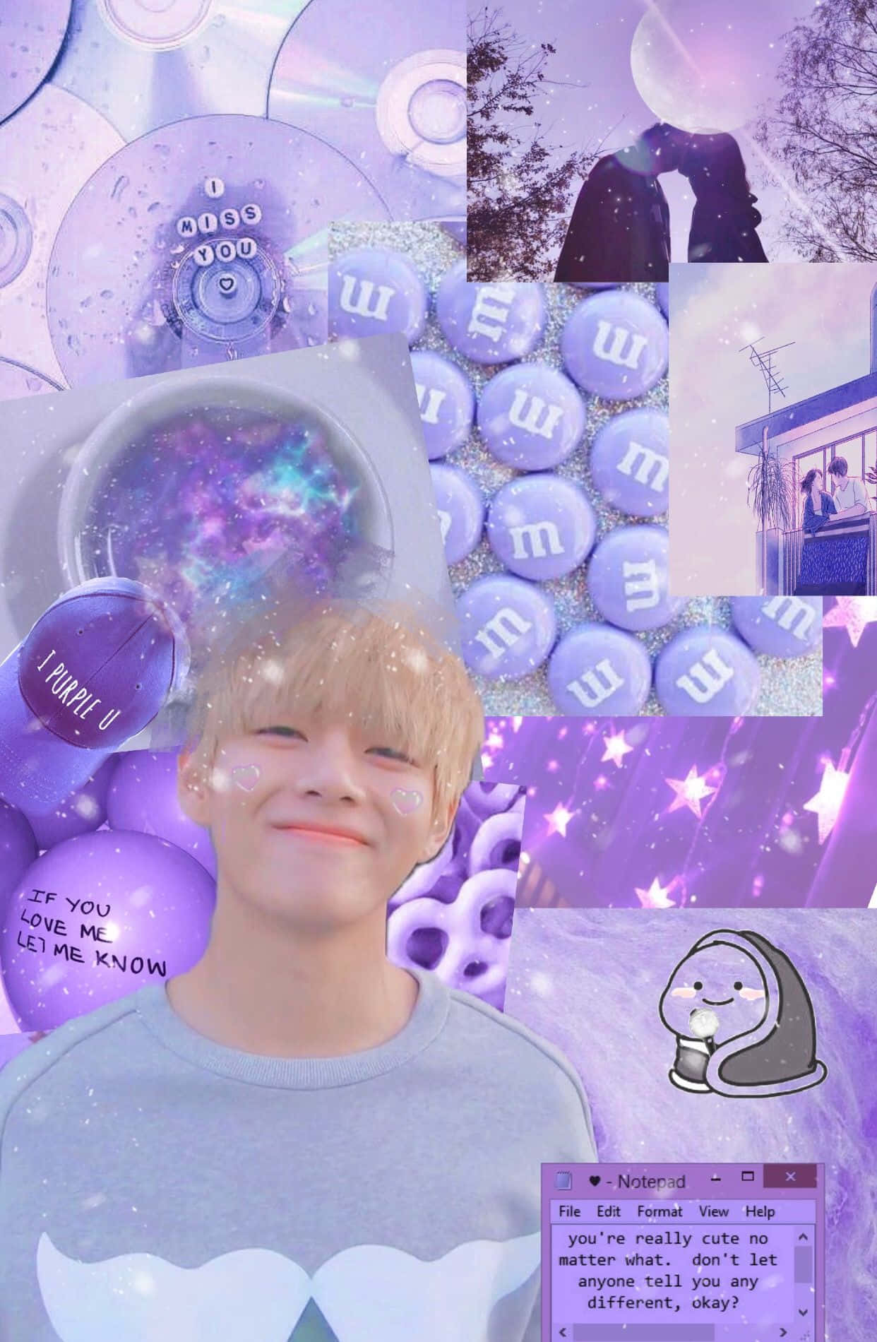 Taehyung Cute 桌布 壁紙 — 一幅紫色調的拼貼畫，展示一位微笑的年輕男子，周圍環繞著M&M's、CD、星系泡泡和浪漫場景。