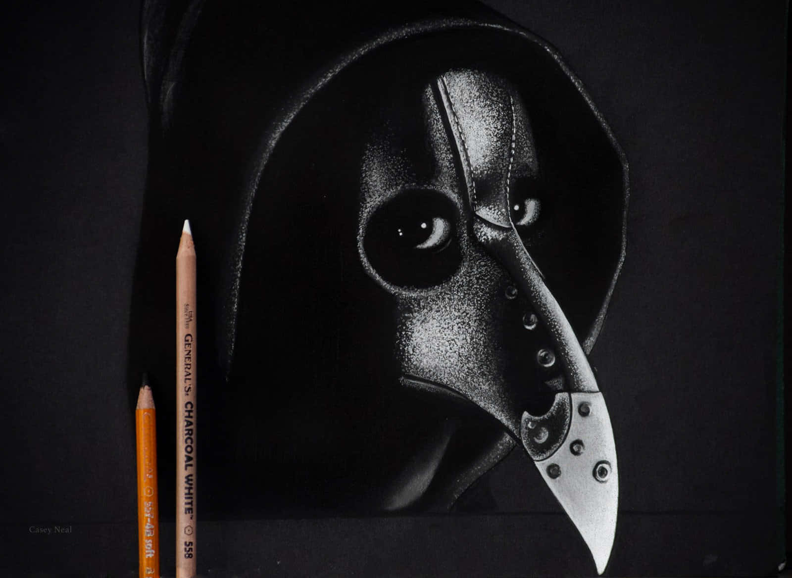 Charcoal Drawings 桌布 壁紙 — 一幅細節令人毛骨悚然的木炭畫，描繪一位穿著連帽斗篷、戴著長喙面具的瘟疫醫生，兩旁各有一支鉛筆放在深色表面上。