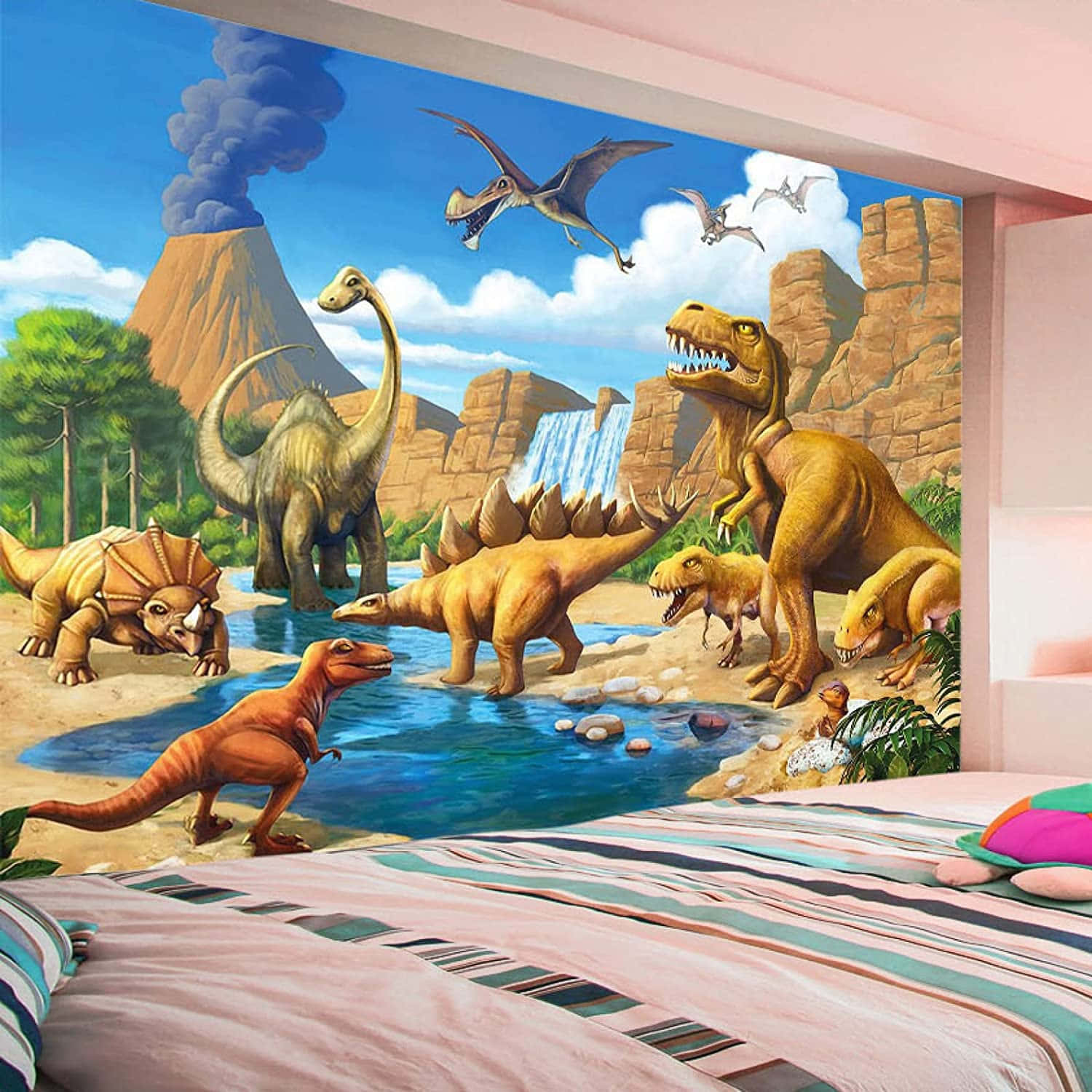 3d Dinosaur 桌布 壁紙 — 一幅色彩繽紛的壁畫，描繪了河邊多種恐龍，背景有冒煙的火山和飛行的翼龍，天空湛藍。