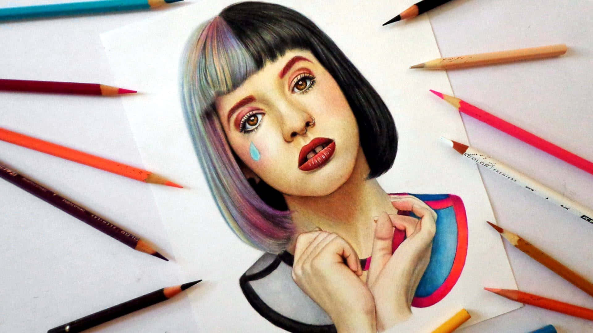 Melanie Martinez 桌布 壁紙 — 一幅色彩繽紛的彩色鉛筆肖像畫，描繪一位短鮑伯髮型的女性，臉頰上有一滴淚水，周圍環繞著美術用品。