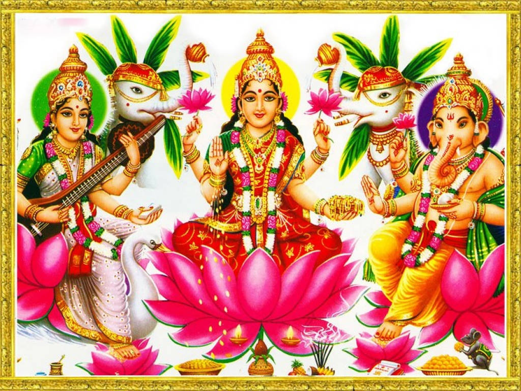 Hindu God 桌布 壁紙 — 一幅色彩繽紛的插圖，描繪印度教神祇薩拉斯瓦蒂、拉克什米和象頭神坐在粉紅色蓮花上，伴隨著大象和供品。