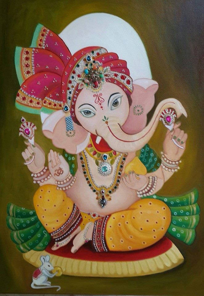 laxmi ganesh saraswati 桌布 壁紙 — 一幅色彩鮮豔的印度教神祇象頭神畫像，裝飾著珠寶和彩色服飾，安詳地坐在蓮花座上，腳邊有一隻老鼠。