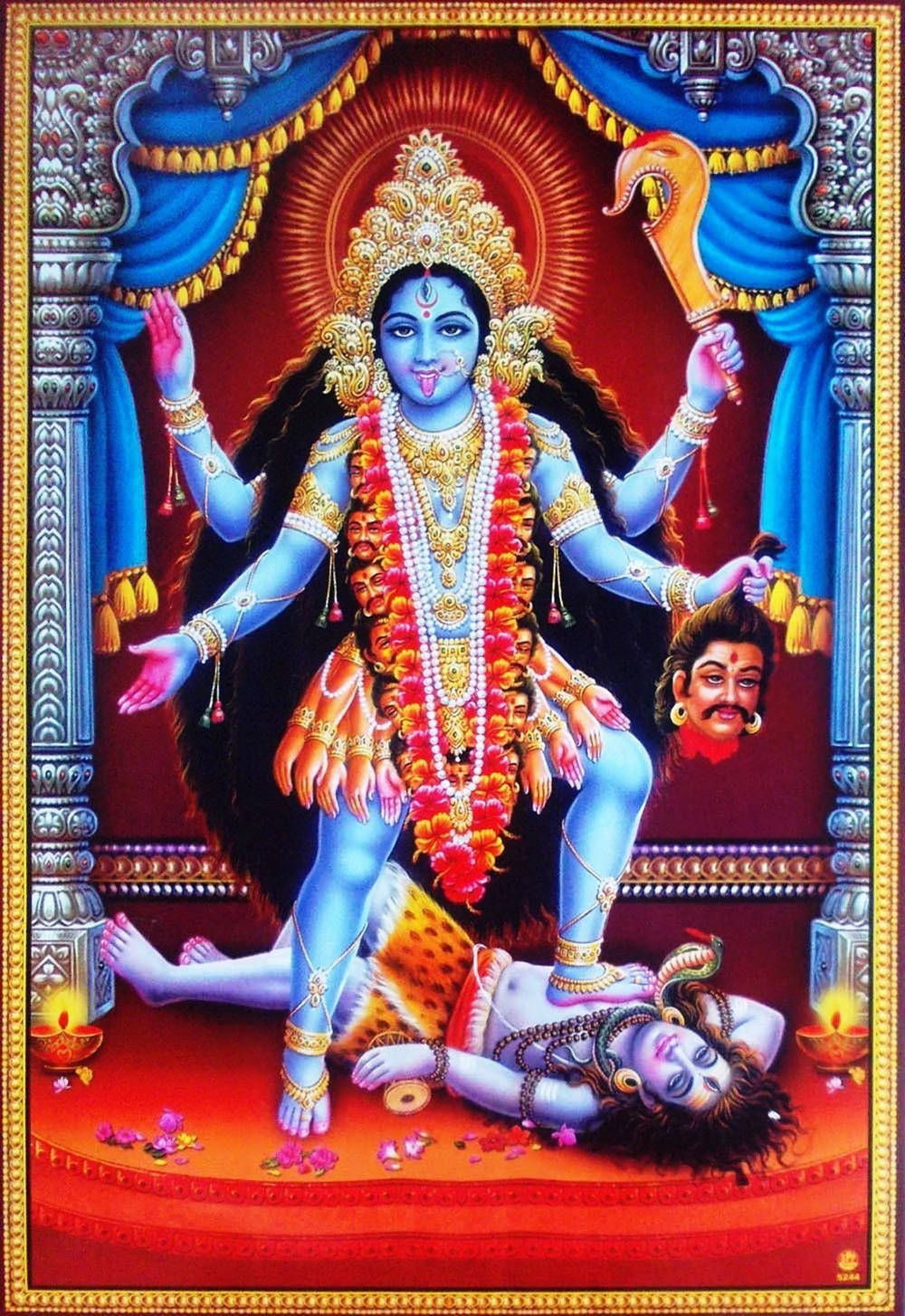 Hindu God 桌布 壁紙 — 一幅色彩鮮豔的插圖，描繪印度教女神卡莉勝利地站在被擊敗的惡魔身上，身後有光芒四射的光環和華麗的藍色窗簾。