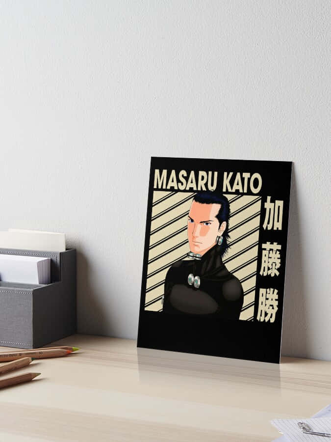 Masaru Kato 桌布 壁紙 — 一幅裝框的動漫風格肖像，描繪加藤勝，附有日文字，靠在木桌的牆上，旁邊有鉛筆和一個灰色收納盒。