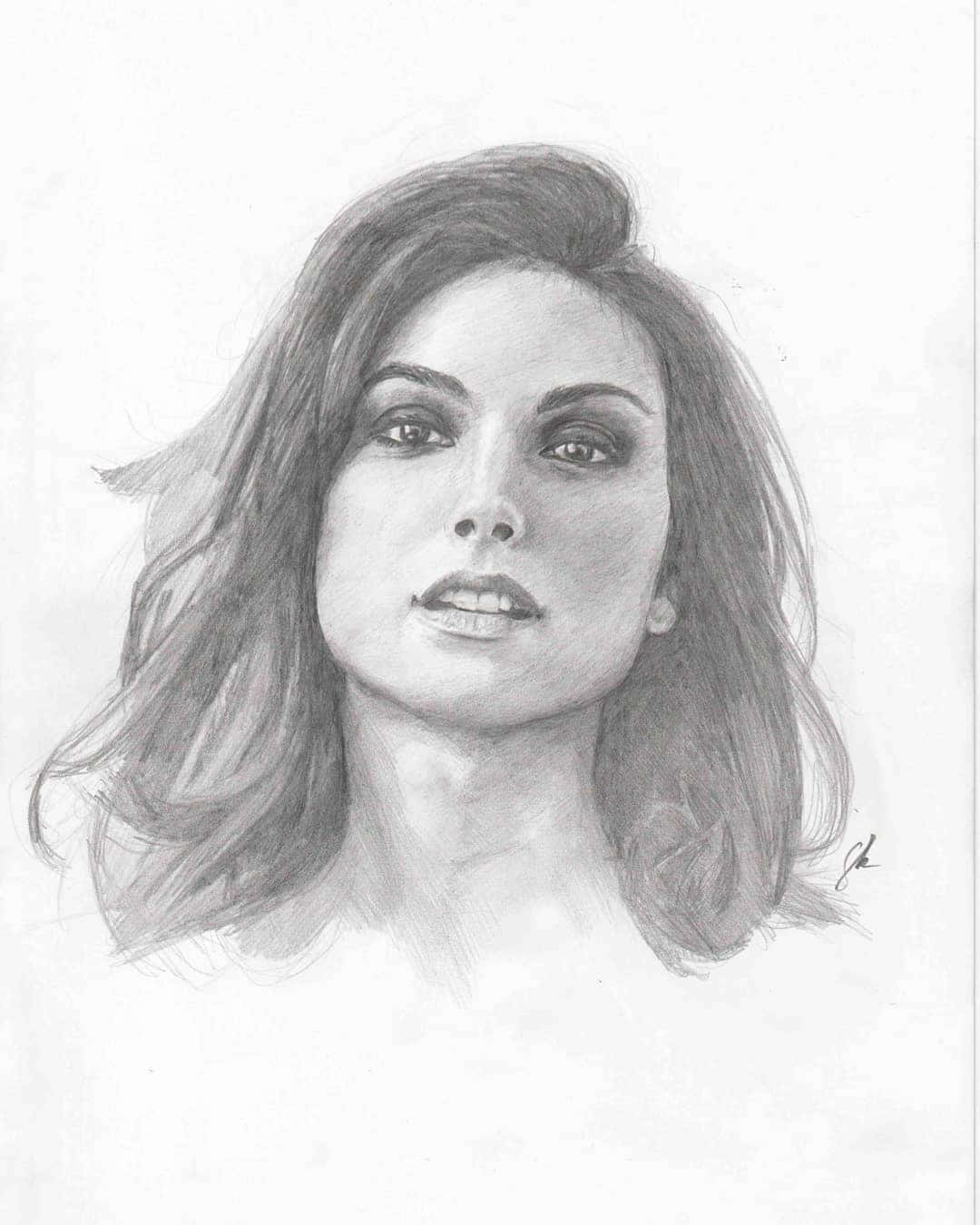 Vanessa Carlysle 桌布 壁紙 — 一幅詳細的鉛筆素描，描繪一位擁有波浪長髮和銳利眼神的女性，背景為純色。