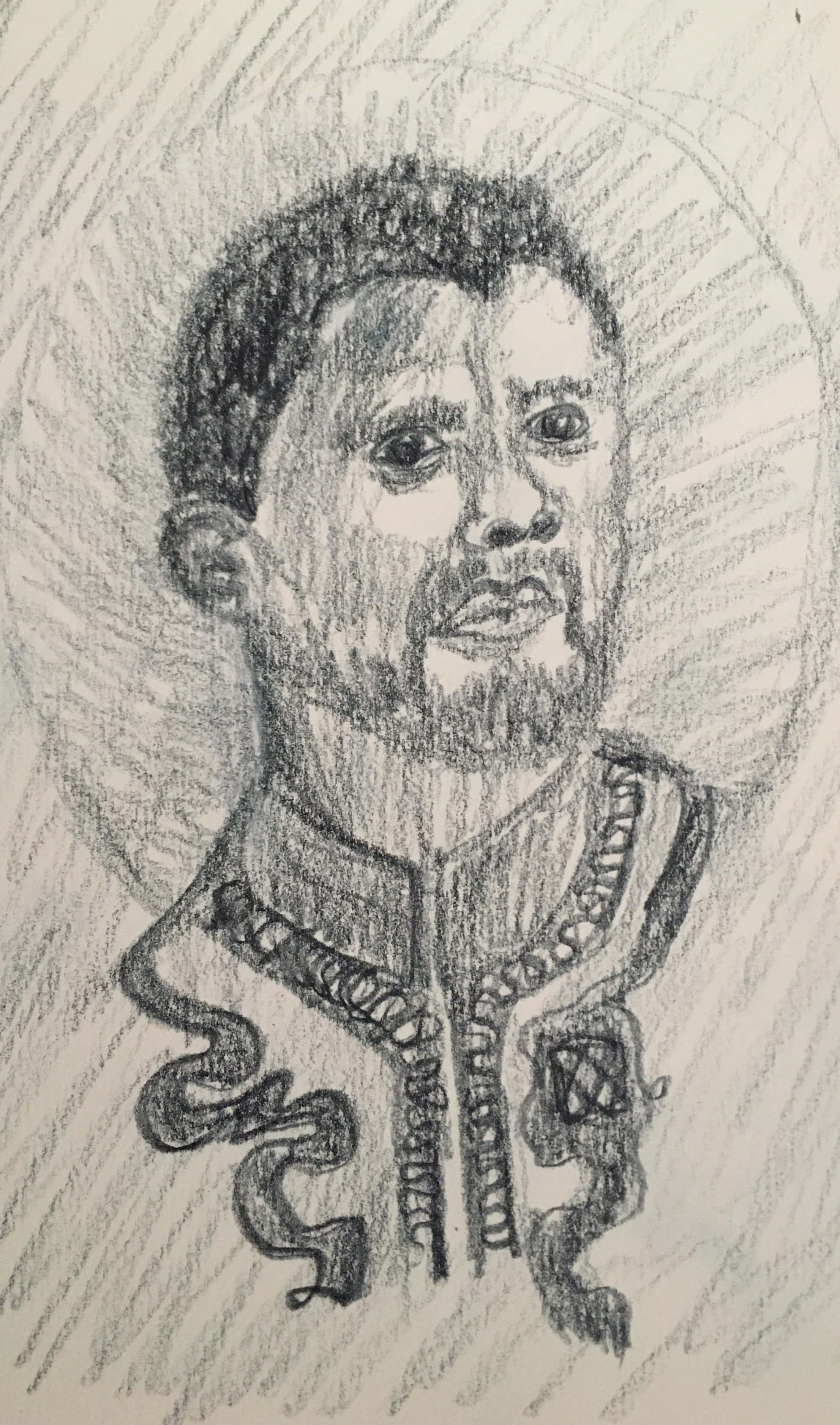 King Of Wakanda 桌布 壁紙 — 一幅詳細的鉛筆素描，描繪一位留鬍鬚、穿著華麗衣領的男子，背景是放射狀光環。