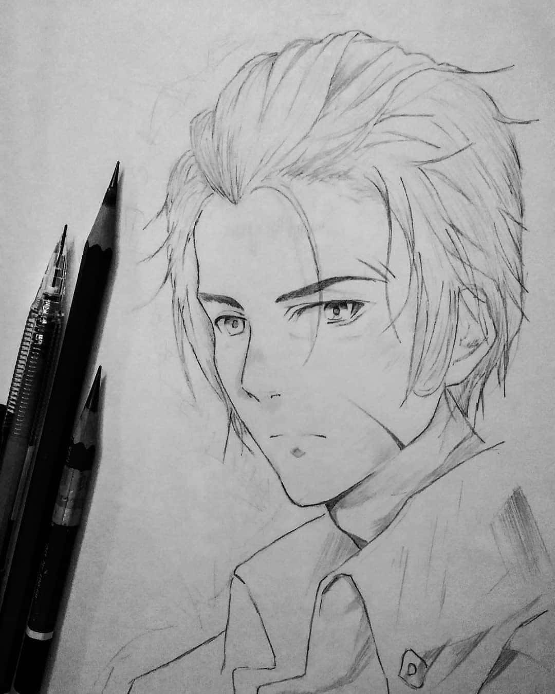 Gilbert Bougainvillea 桌布 壁紙 — 一幅詳細的鉛筆素描，描繪一個動漫風格的男性角色，頭髮蓬亂，眼神銳利，旁邊放著繪圖工具在紙上。