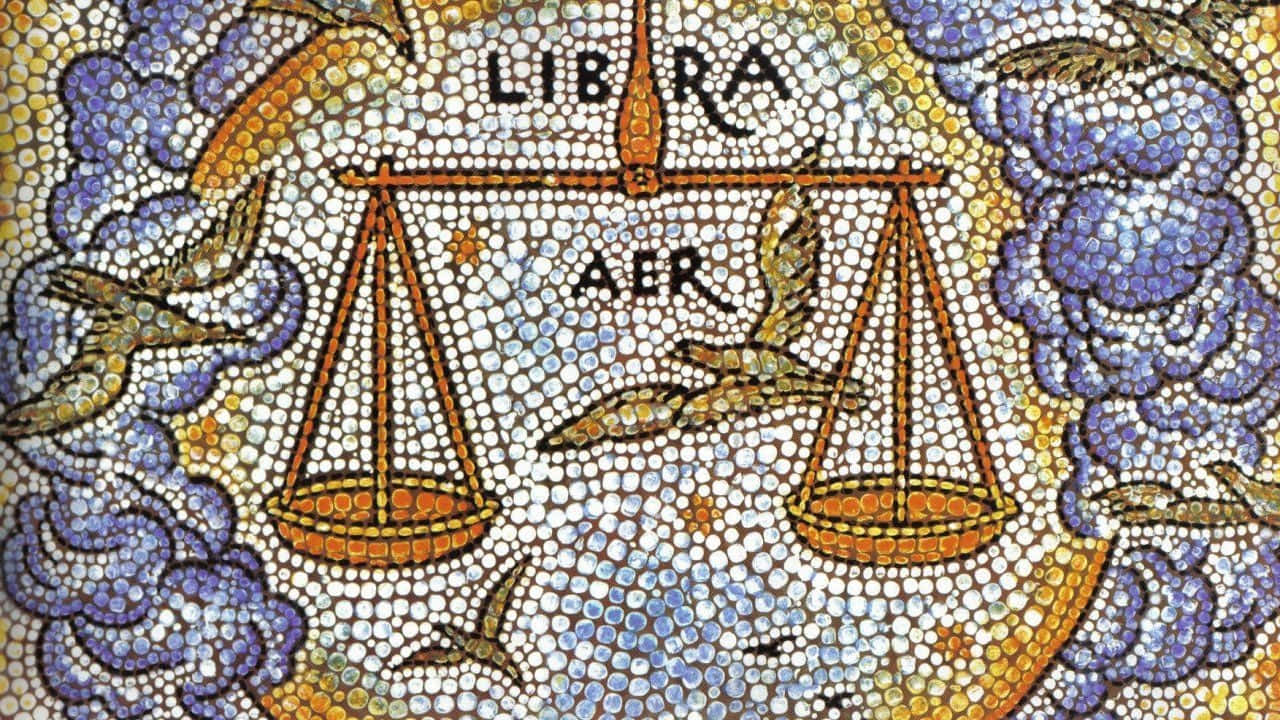 libra 桌布 壁紙 — 一幅詳細的馬賽克藝術作品，描繪天秤座，帶有平衡的天秤，周圍環繞著鳥兒和雲朵。