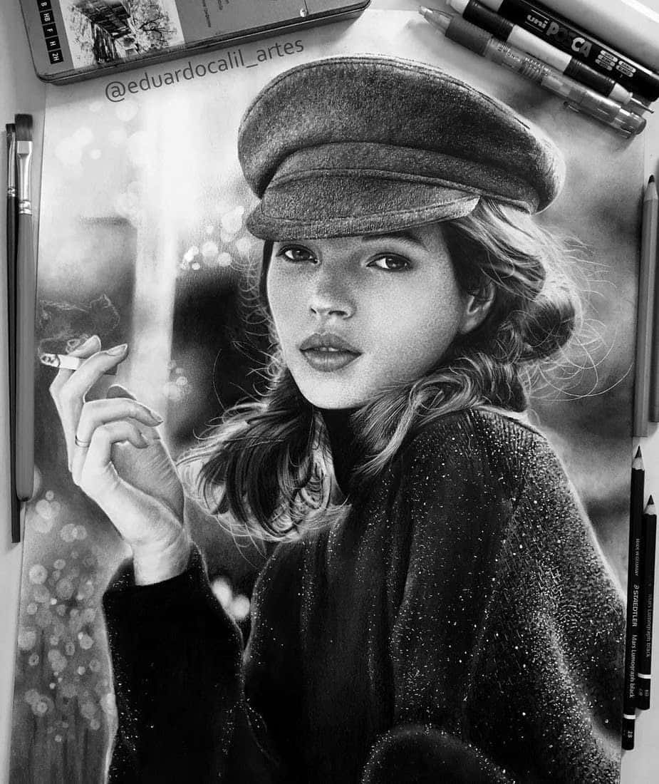 Black And White Celebrity 桌布 壁紙 — 一幅詳細的黑白鉛筆畫，描繪一位戴帽子的女士手持香煙，周圍環繞著美術用品。