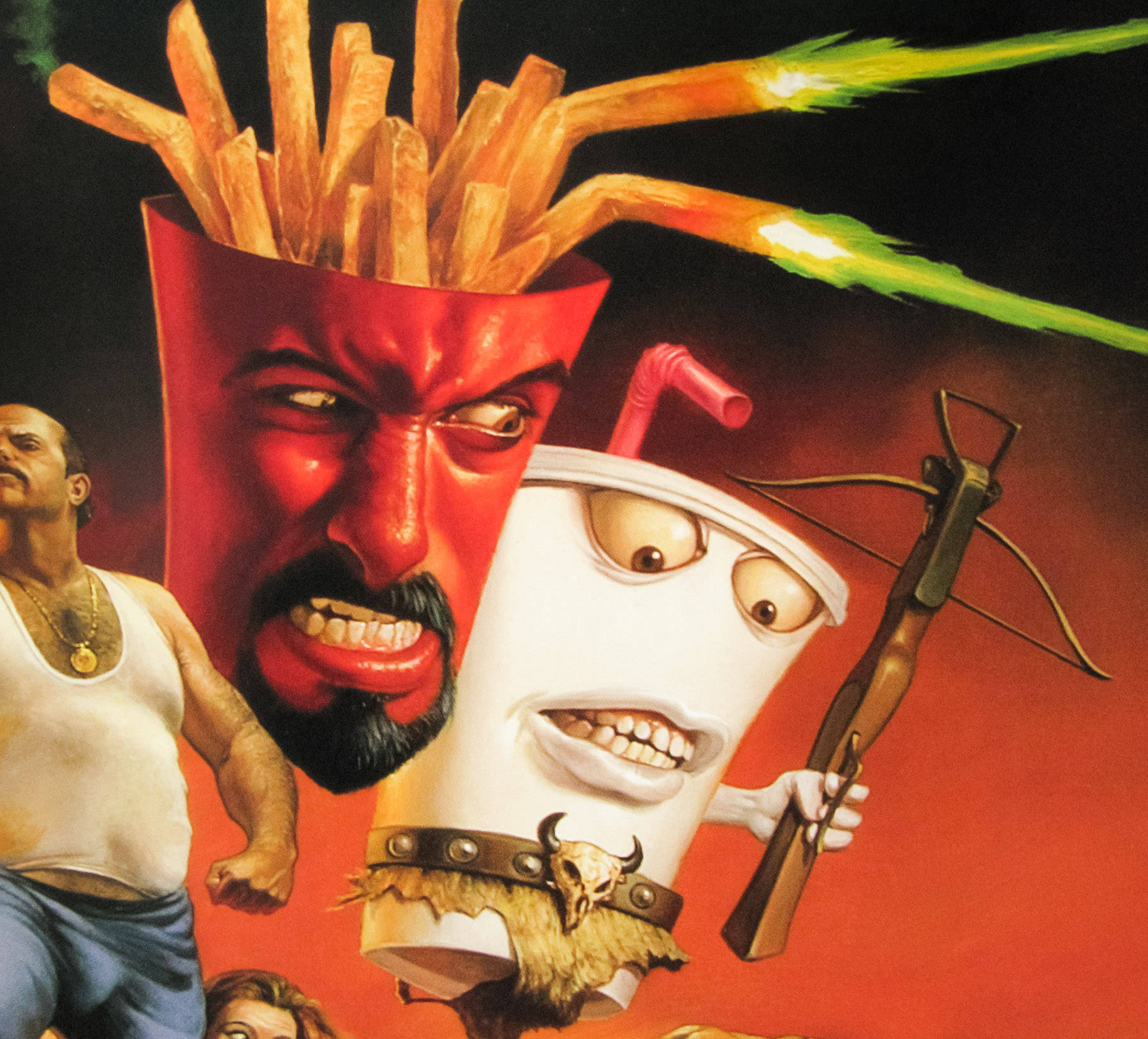 Aqua Teen Hunger Force 3D 壁紙 — 一幅超現實畫作，描繪一個紅臉的薯條容器和一個帶吸管的白色杯子，對著火橙色背景揮舞十字弓。