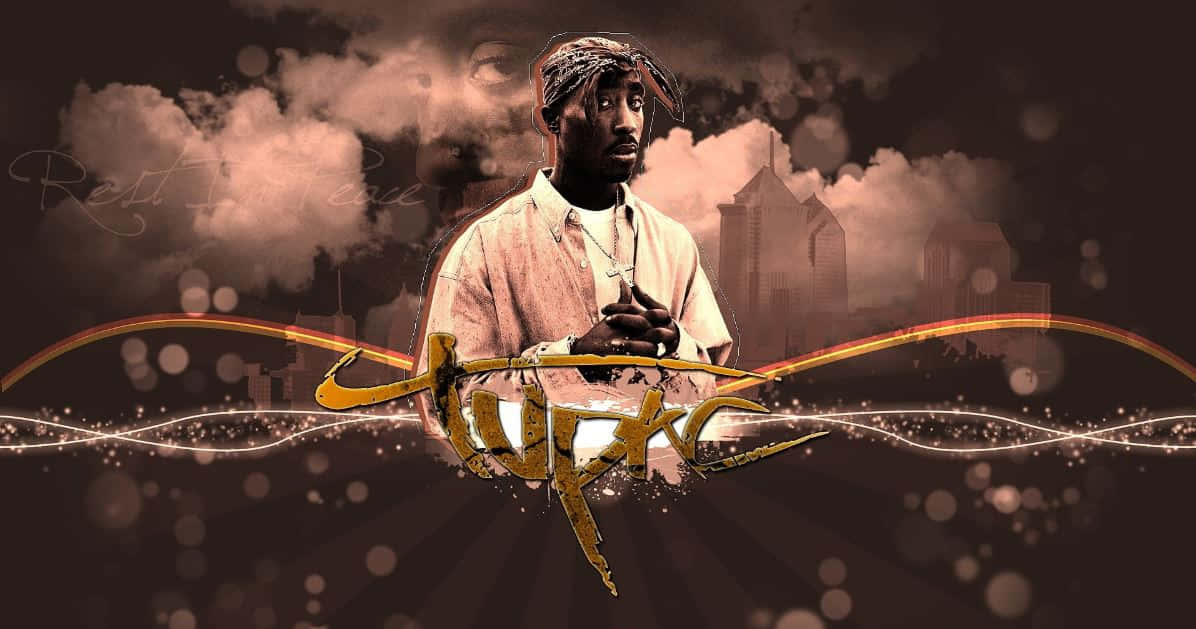 Tupac 桌布 壁紙 — 一幅風格化的Tupac Shakur肖像，背景是陰雲密佈的城市景觀，帶有發光的金色漩渦和粗體字「Tupac」的名字。