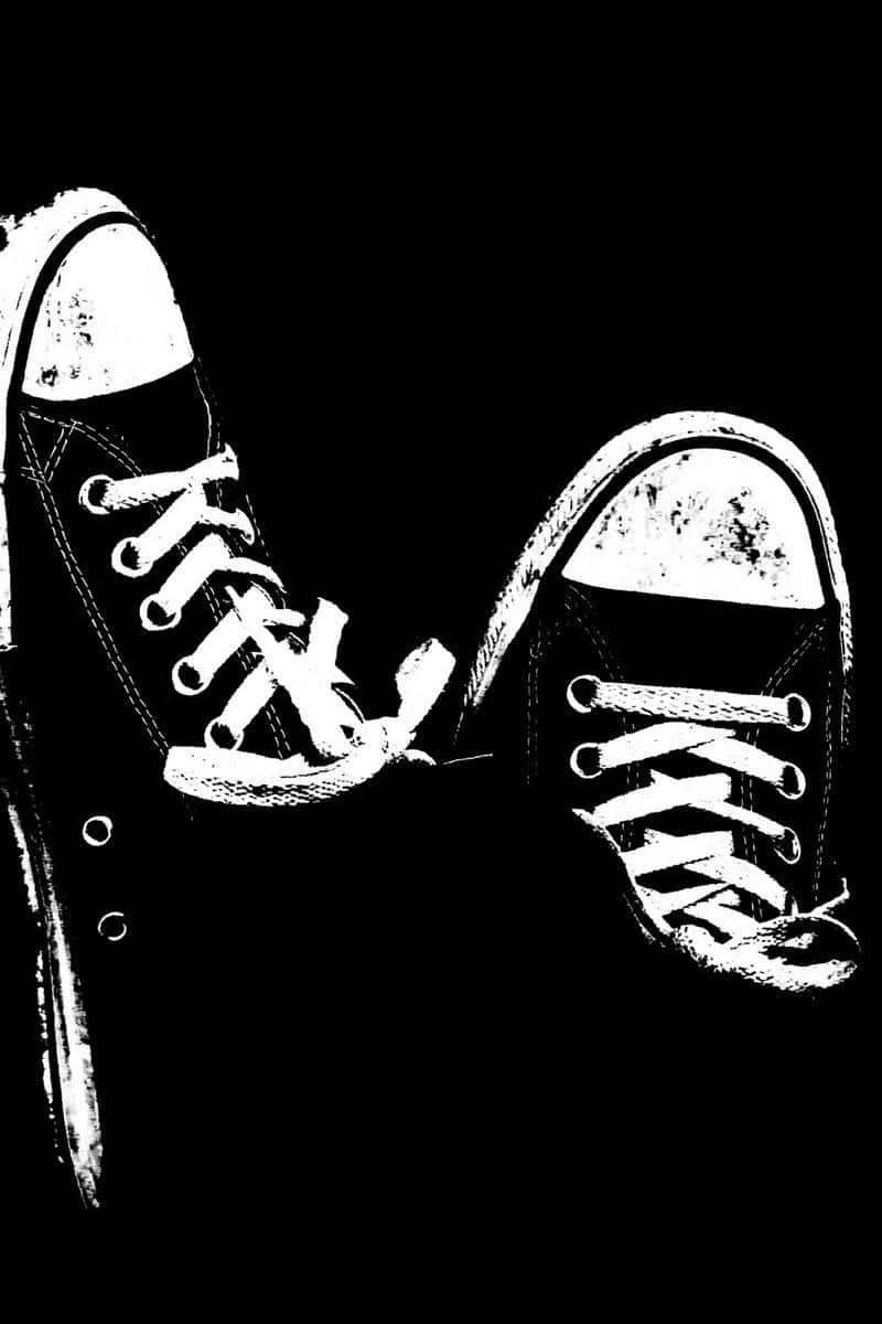 Cute Shoes 桌布 壁紙 — 一幅高對比度的黑白插圖，描繪了兩雙破舊的運動鞋，背景為純黑色。