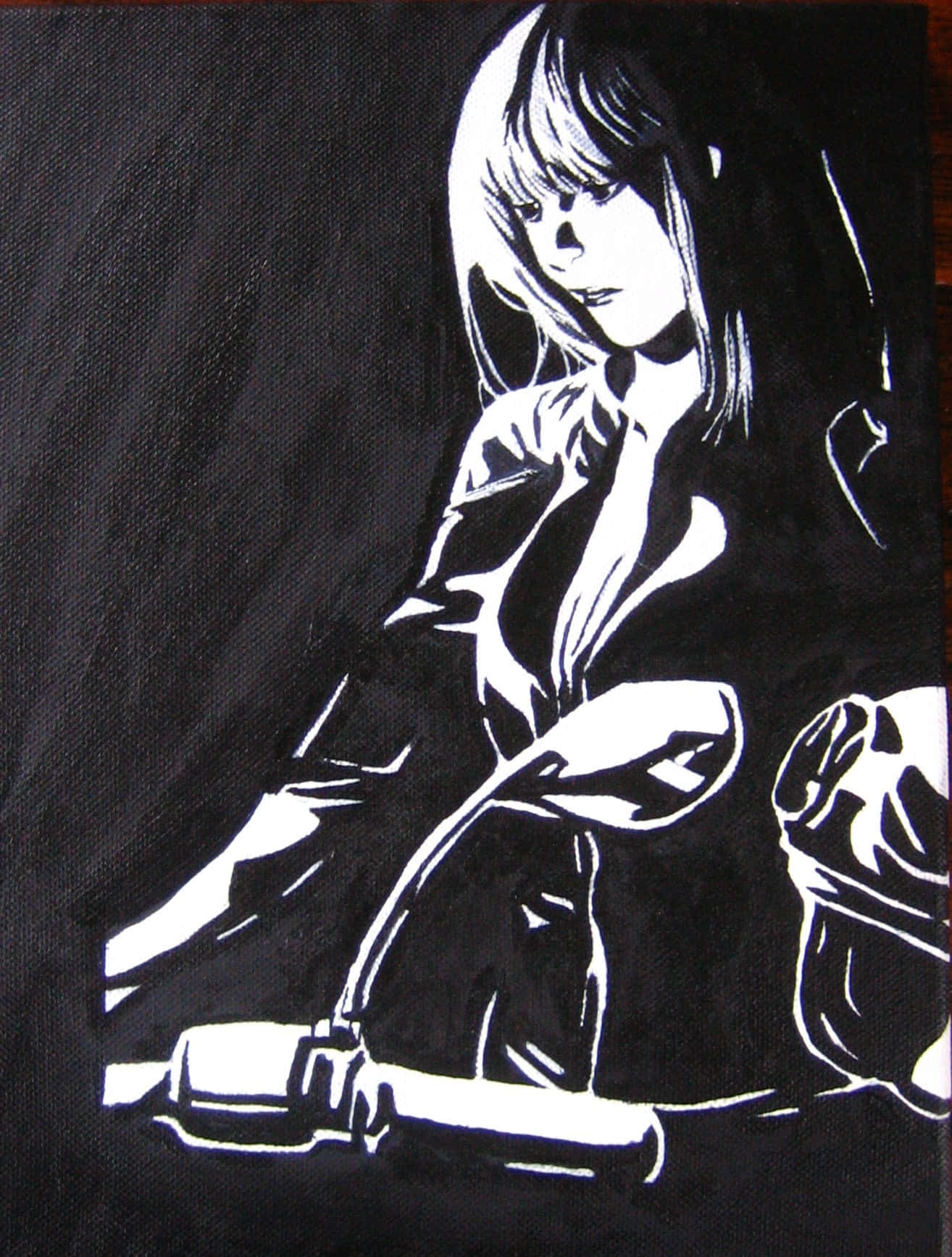 Naomi Misora 桌布 壁紙 — 一幅鮮明的黑白插圖，描繪一位長髮女性坐在電單車上，背景為深色紋理。