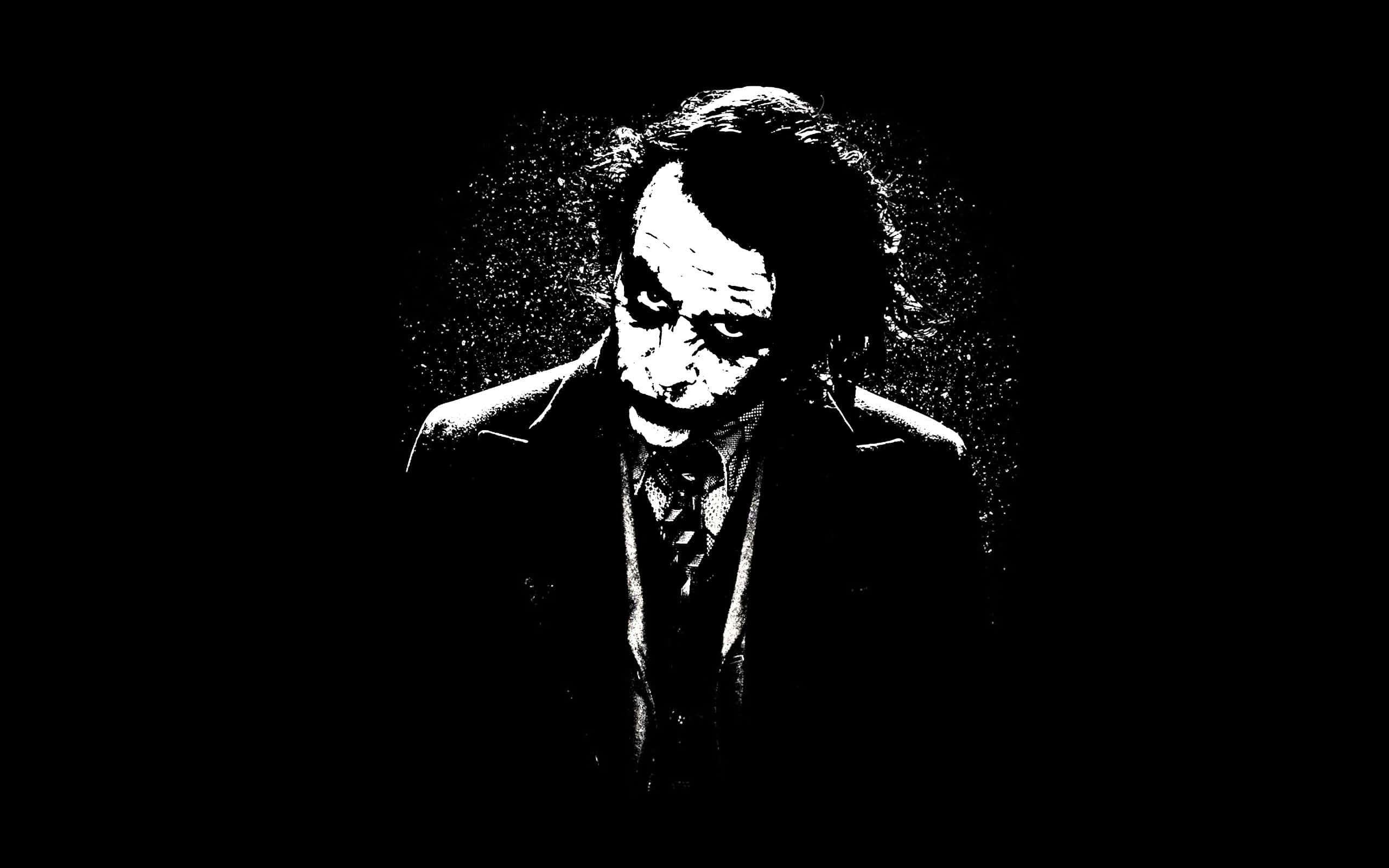 Joker Art 桌布 壁紙 — 一幅鮮明的黑白數碼藝術肖像，描繪小丑在深色背景上，妝容模糊，眼神強烈。