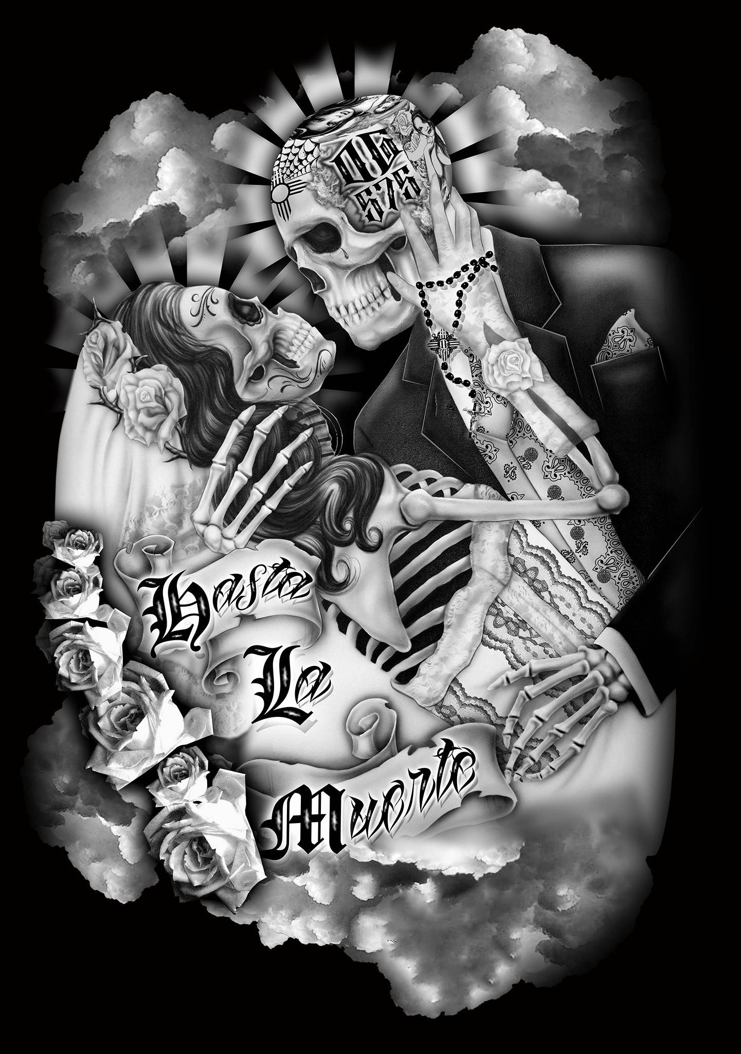 Chicano Hasta La Muerte 壁紙 — 一幅黑白紋身風格插圖，描繪兩個華麗的骷髏在光芒四射的光環下擁抱，伴隨著玫瑰和短語 Hasta La Muerte。