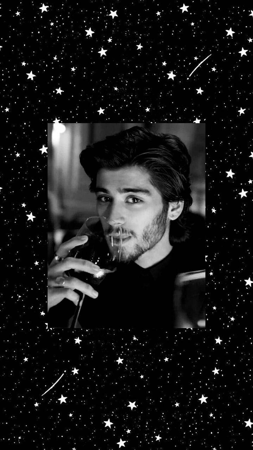 Zayn Malik 桌布 壁紙 — 一幅黑白肖像，一名男子正在啜飲玻璃杯中的飲料，背景是繁星點點的夜空，有流星劃過。