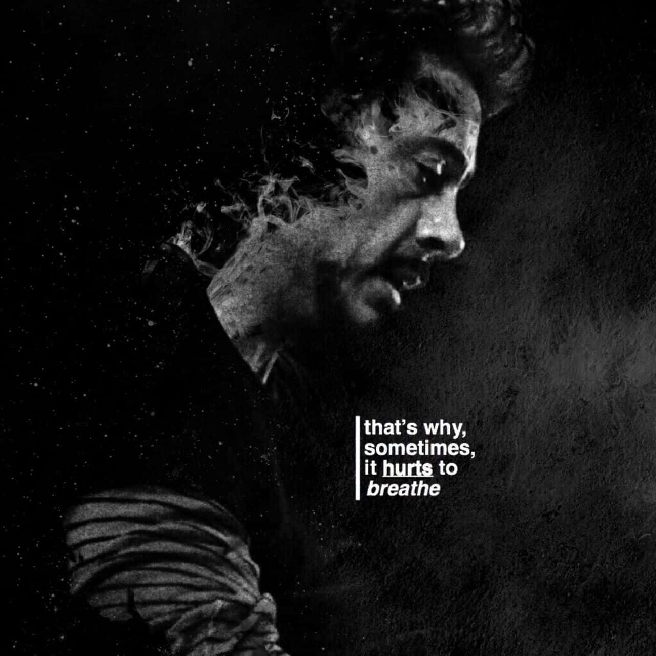 Iron Man Quotes 桌布 壁紙 — 一幅黑白肖像，側面男子，煙霧在他臉龐縈繞，背景為深色紋理。