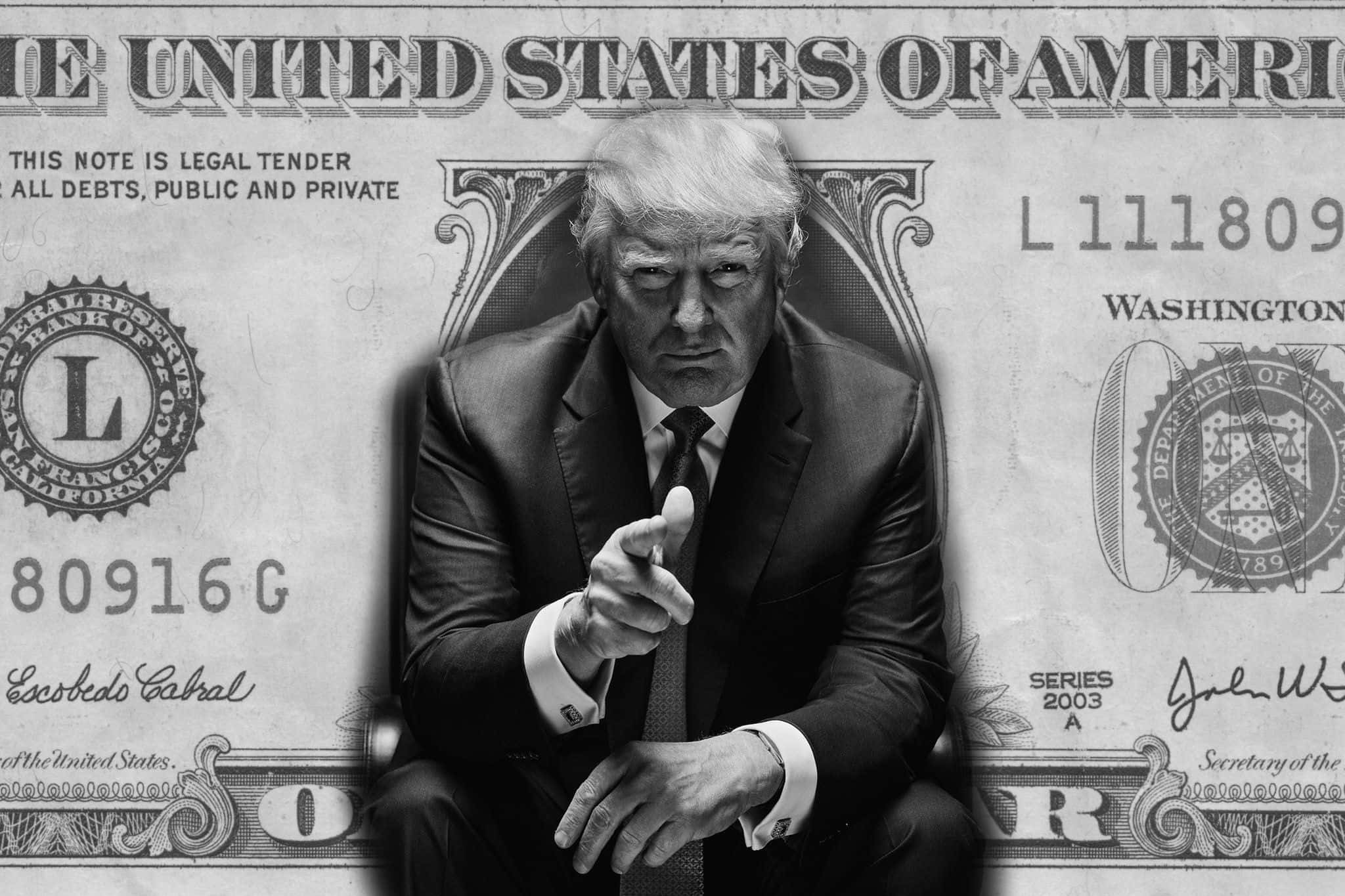 trump 桌布 壁紙 — 一幅黑白肖像，唐納德·特朗普坐在美國一百美元鈔票背景前，向前指著。