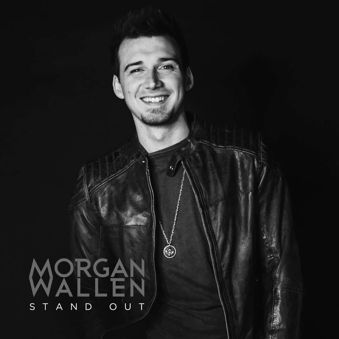 Morgan Wallen 桌布 壁紙 — 一幅黑白肖像，摩根·沃倫穿著皮夾克在深色背景前溫暖微笑。