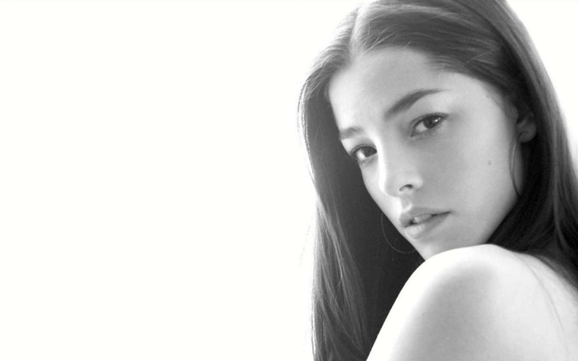 Olivia Thirlby 桌布 壁紙 — 一幅黑白肖像照，一名長黑髮的女性在明亮的白色背景前直視鏡頭。