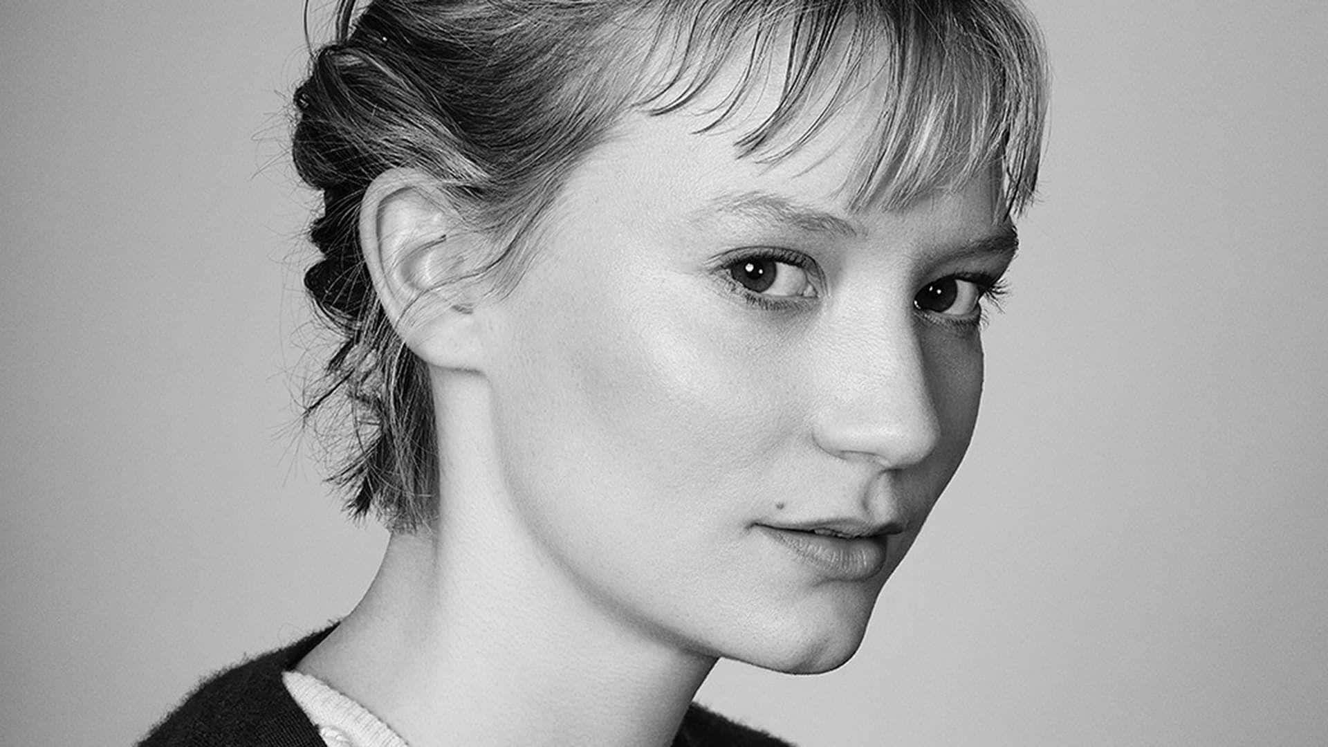 Mia Wasikowska 桌布 壁紙 — 一幅黑白肖像照，短髮女性在純色背景下直視鏡頭。