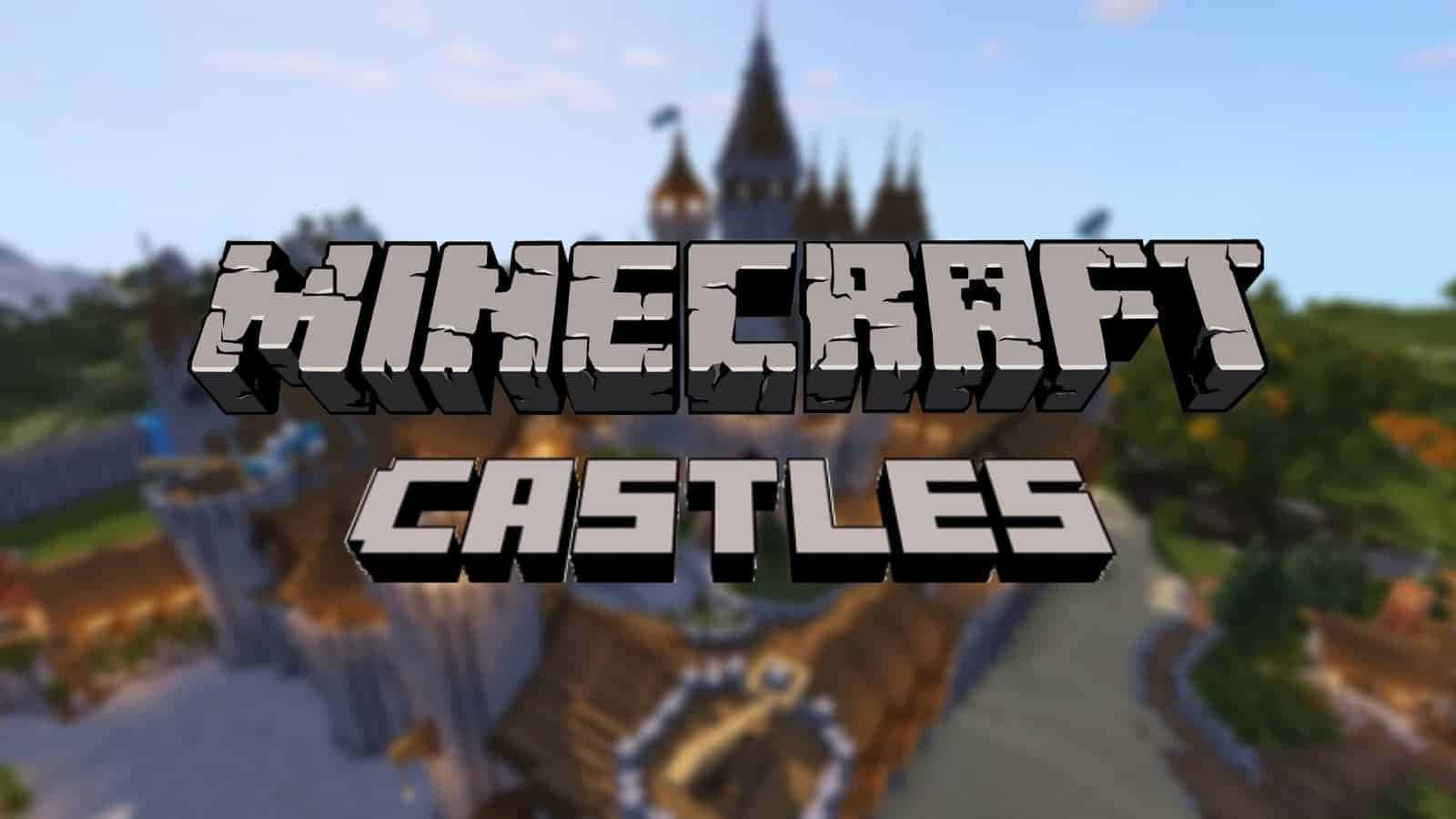 Minecraft Castles 桌布 壁紙 — 一座Minecraft城堡，擁有方塊狀的塔樓和石牆，矗立在清澈的藍天下，周圍環繞著綠樹。